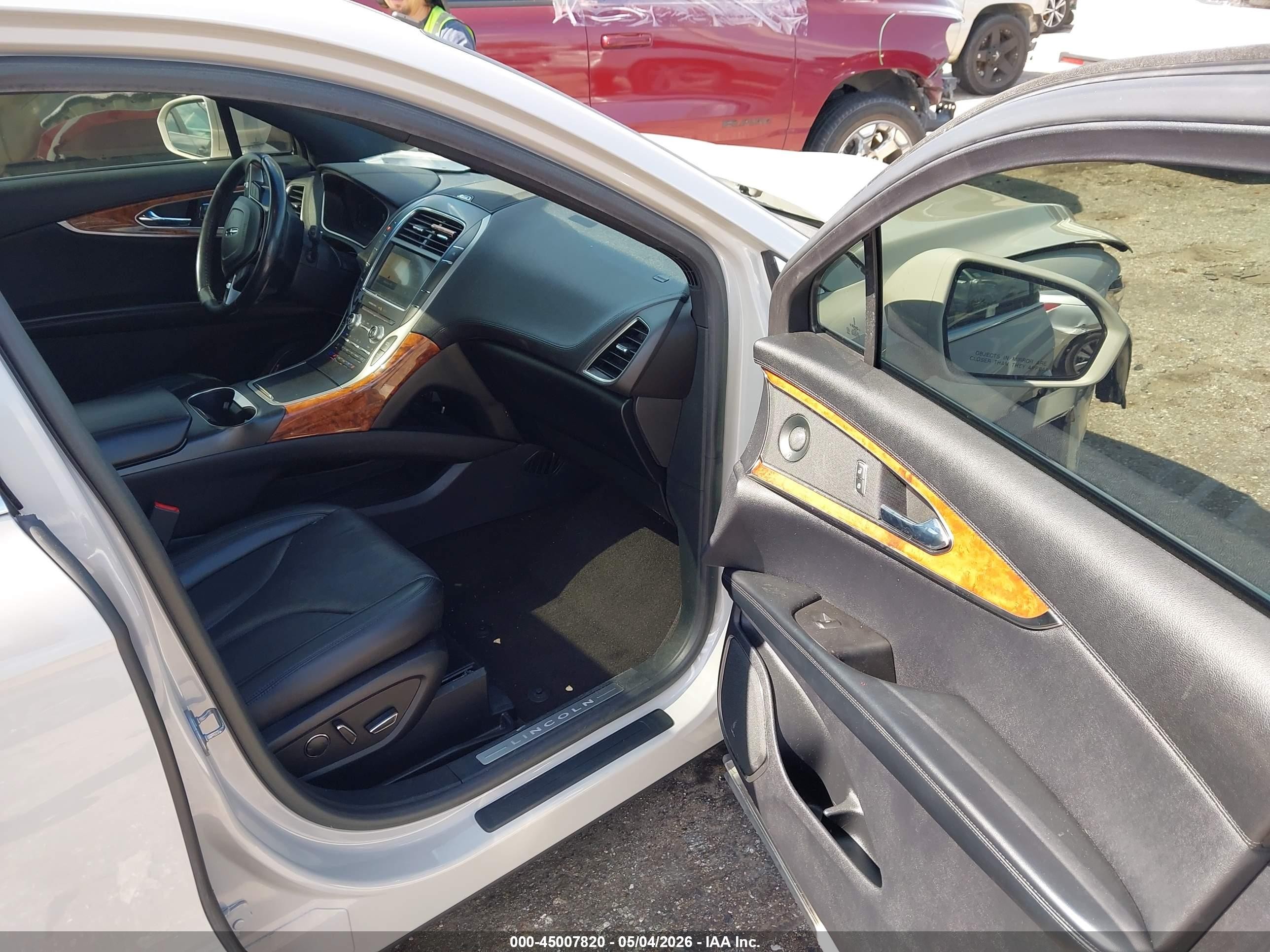 2019 Lincoln Nautilus Reserve White vin: 2LMPJ8L9XKBL39872