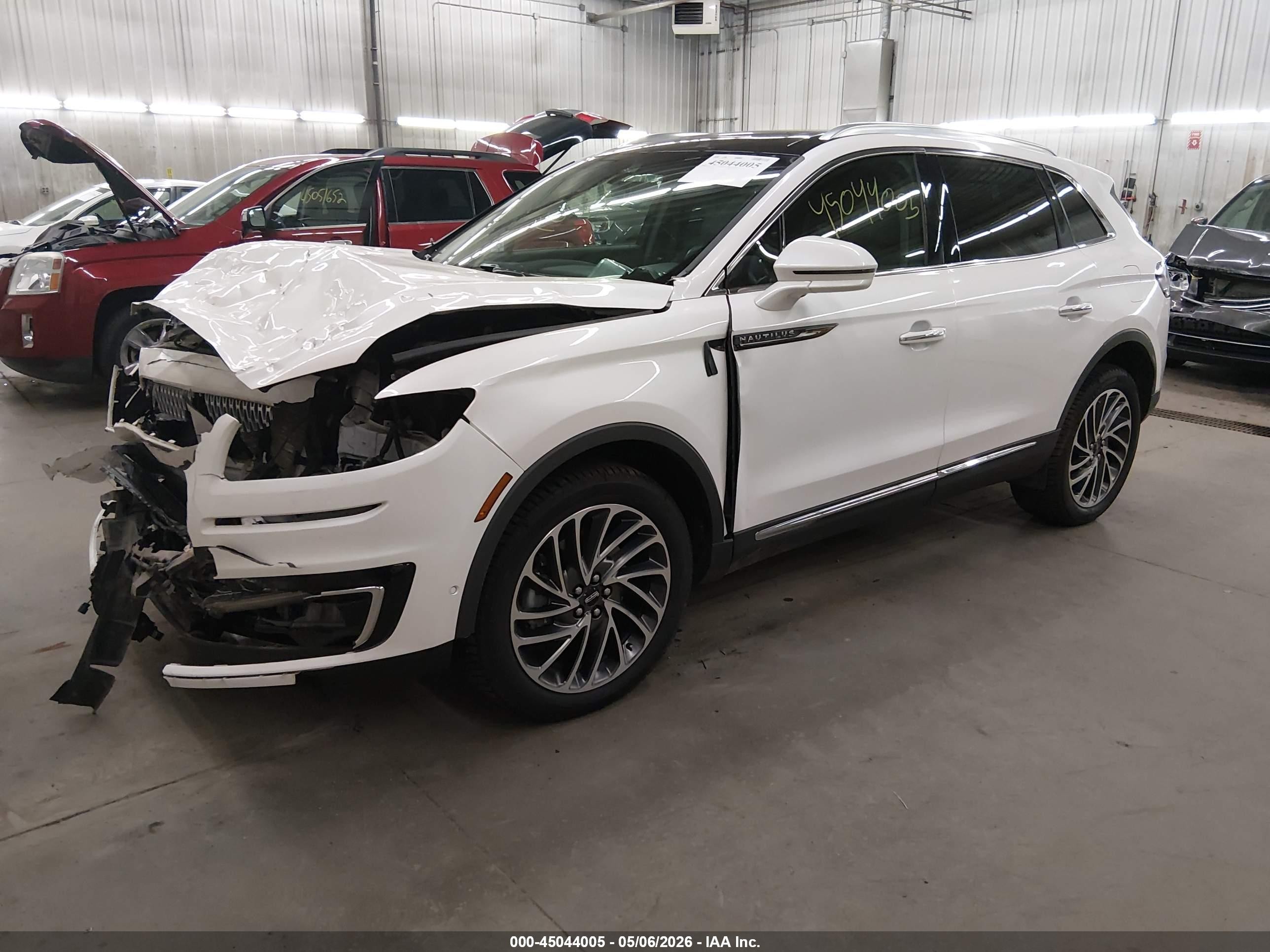 2019 Lincoln Nautilus Reserve White vin: 2LMPJ8LPXKBL66763