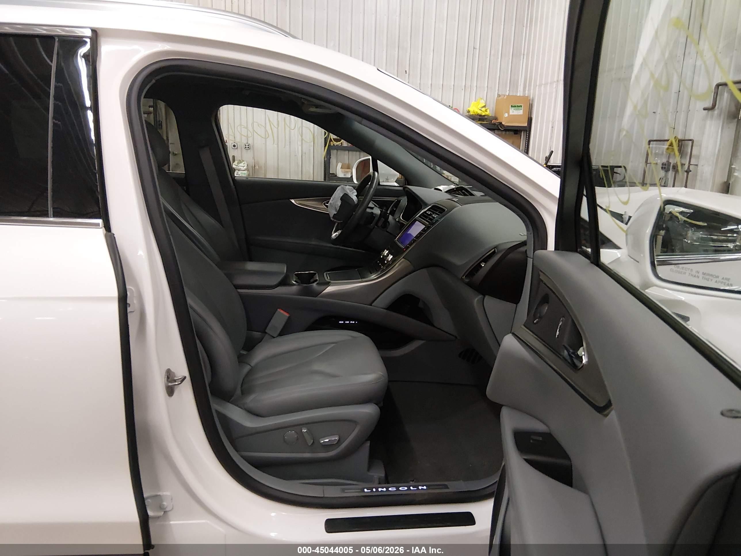 2019 Lincoln Nautilus Reserve White vin: 2LMPJ8LPXKBL66763