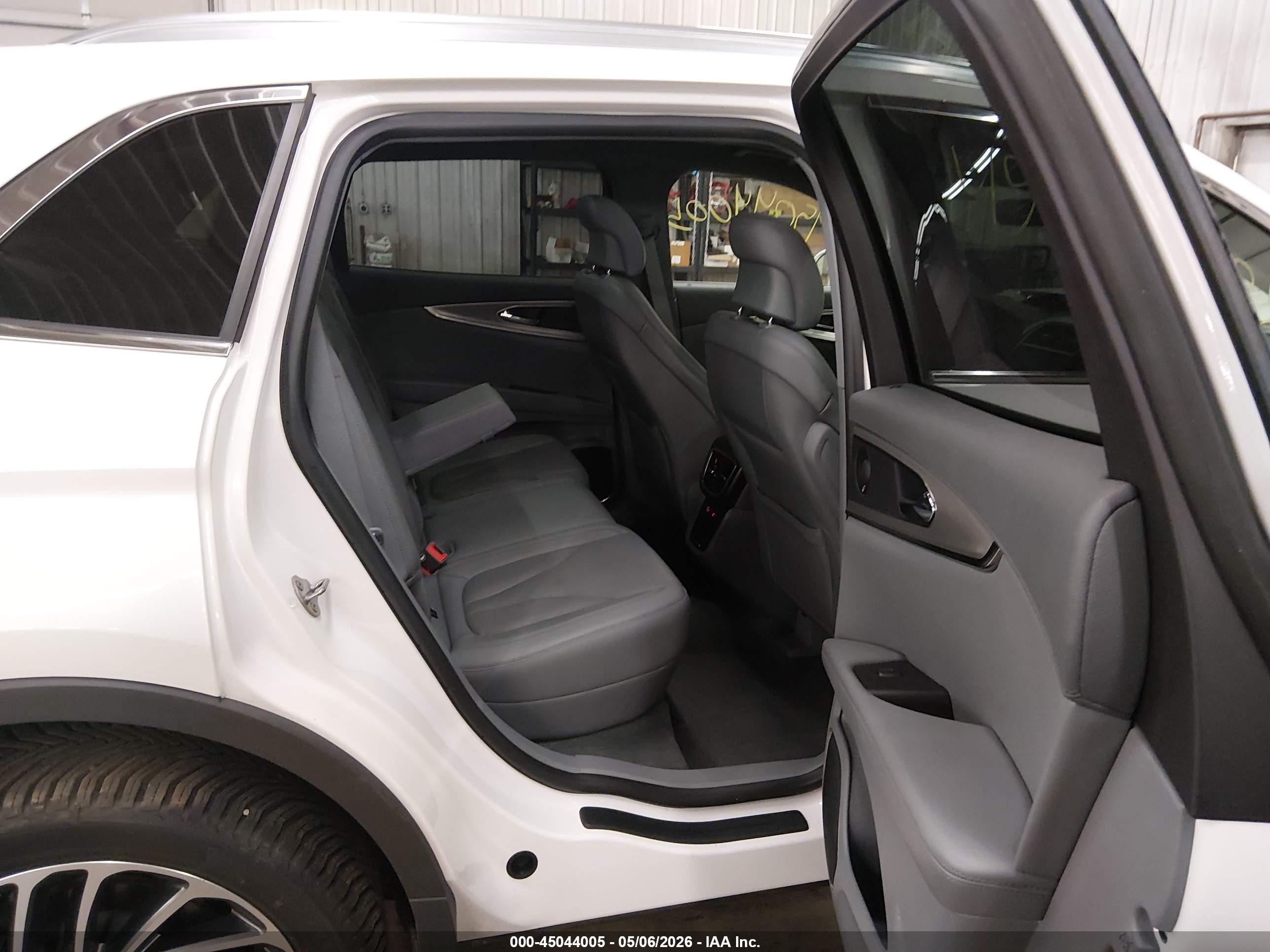 2019 Lincoln Nautilus Reserve White vin: 2LMPJ8LPXKBL66763