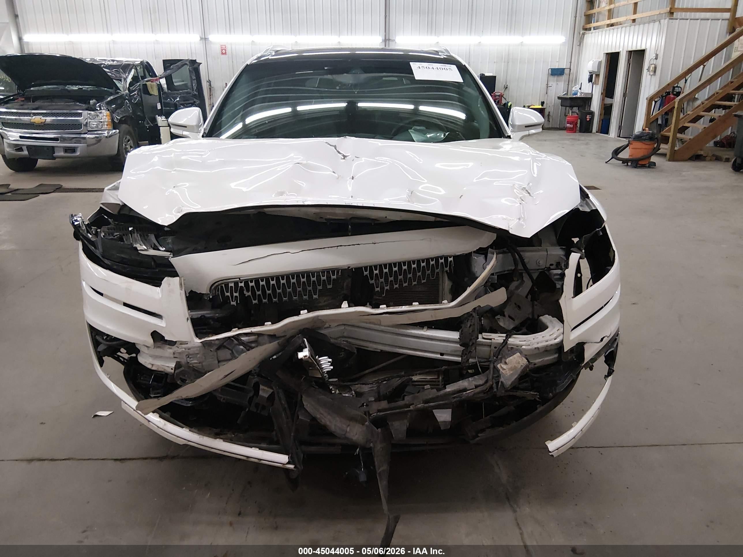 2019 Lincoln Nautilus Reserve White vin: 2LMPJ8LPXKBL66763
