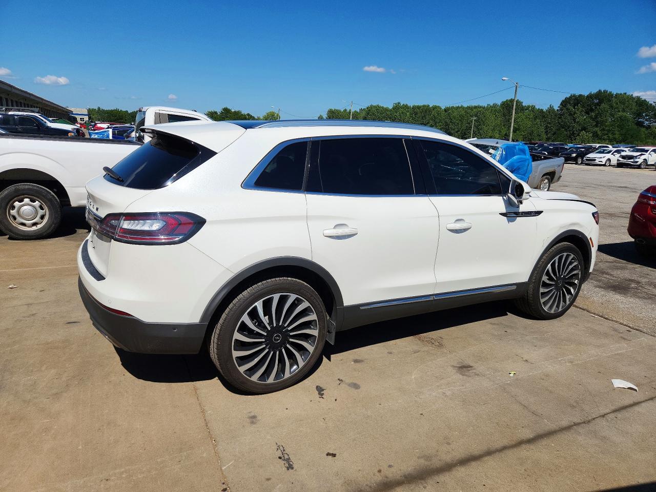 2022 Lincoln Nautilus Black Label White vin: 2LMPJ9JPXNBL05569