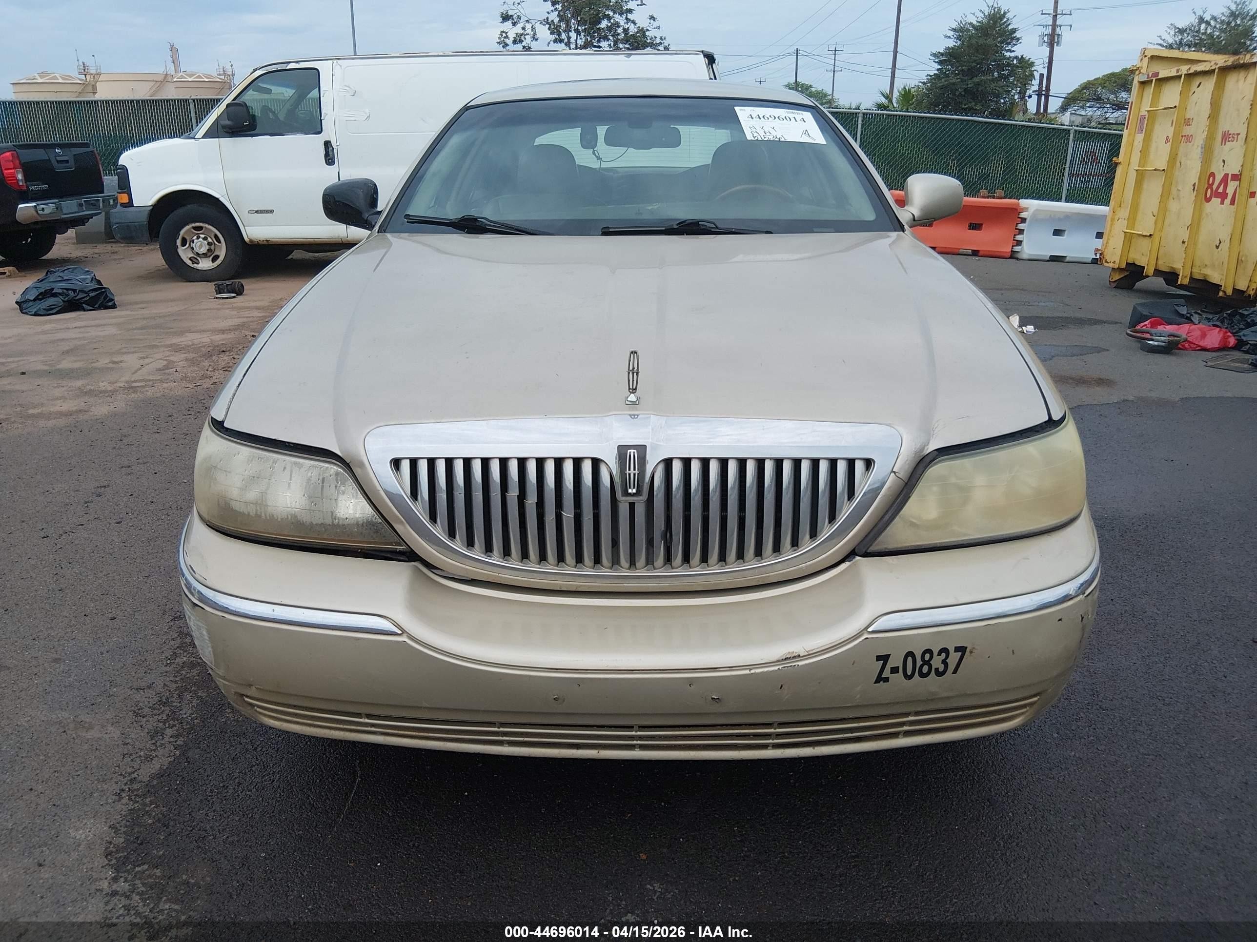 2010 Lincoln Town Car   Brown vin: 2LNBL8CV0AX618861
