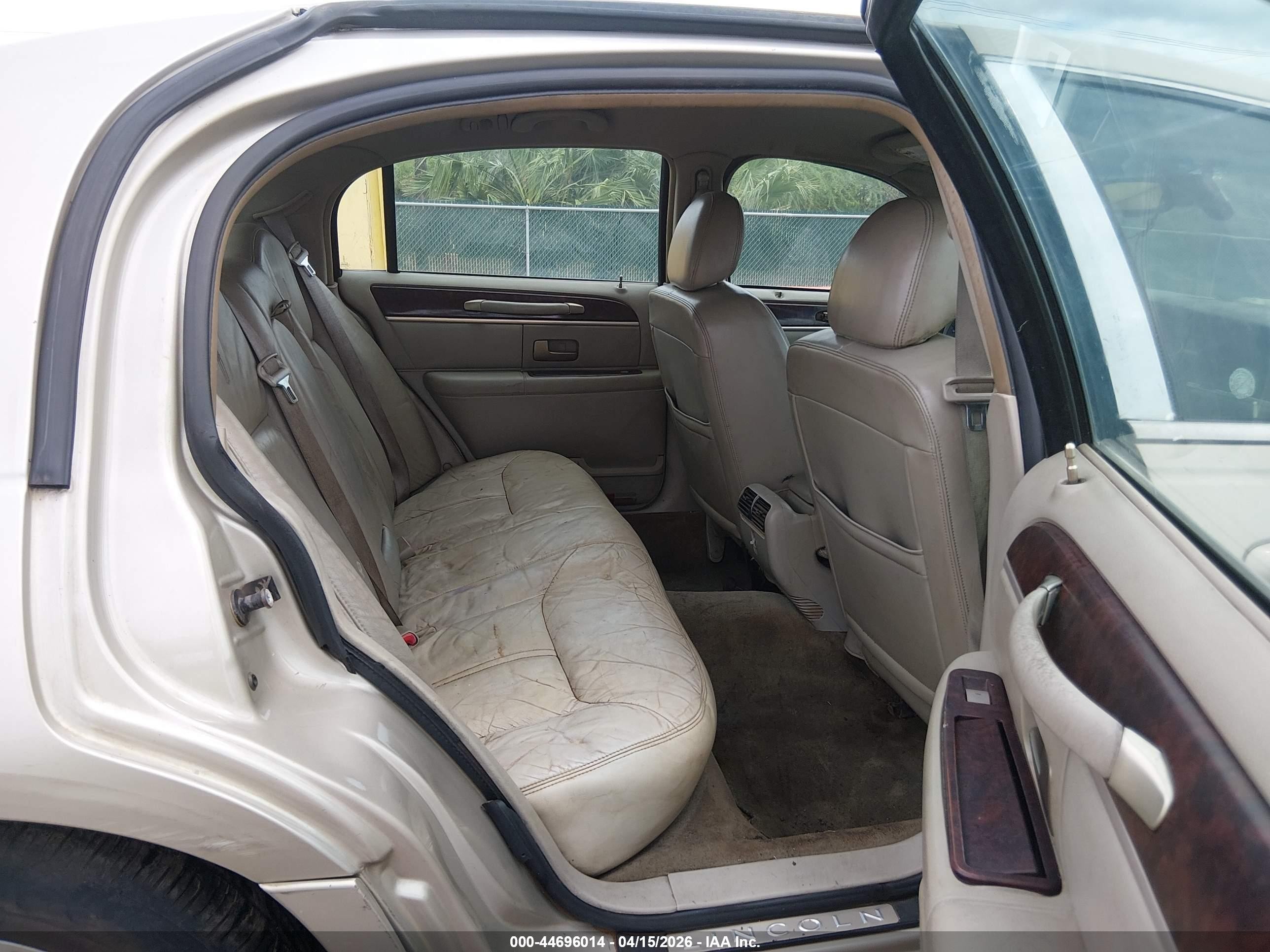 2010 Lincoln Town Car   Brown vin: 2LNBL8CV0AX618861