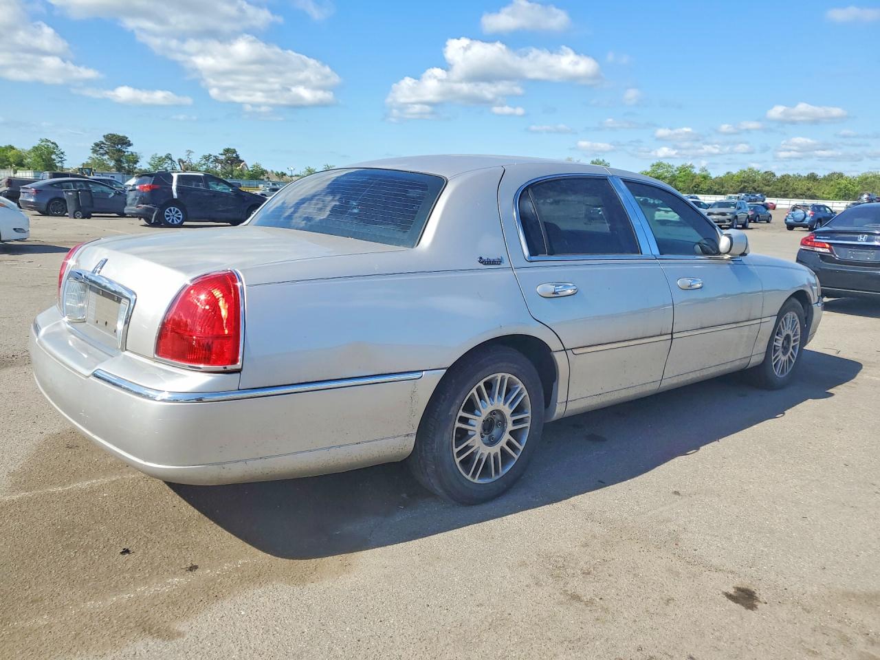 2010 Lincoln Town Car Signature Limited Tan vin: 2LNBL8CV0AX752706