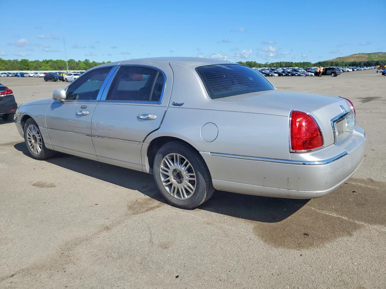 2010 Lincoln Town Car Signature Limited Tan vin: 2LNBL8CV0AX752706