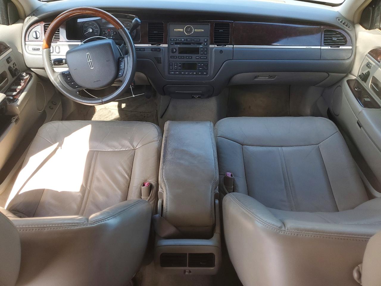 2010 Lincoln Town Car Signature Limited Tan vin: 2LNBL8CV0AX752706