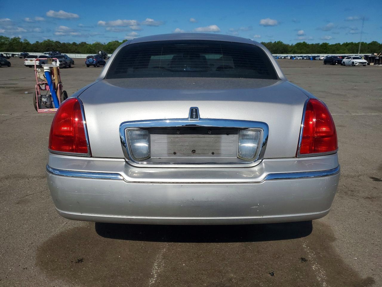 2010 Lincoln Town Car Signature Limited Tan vin: 2LNBL8CV0AX752706
