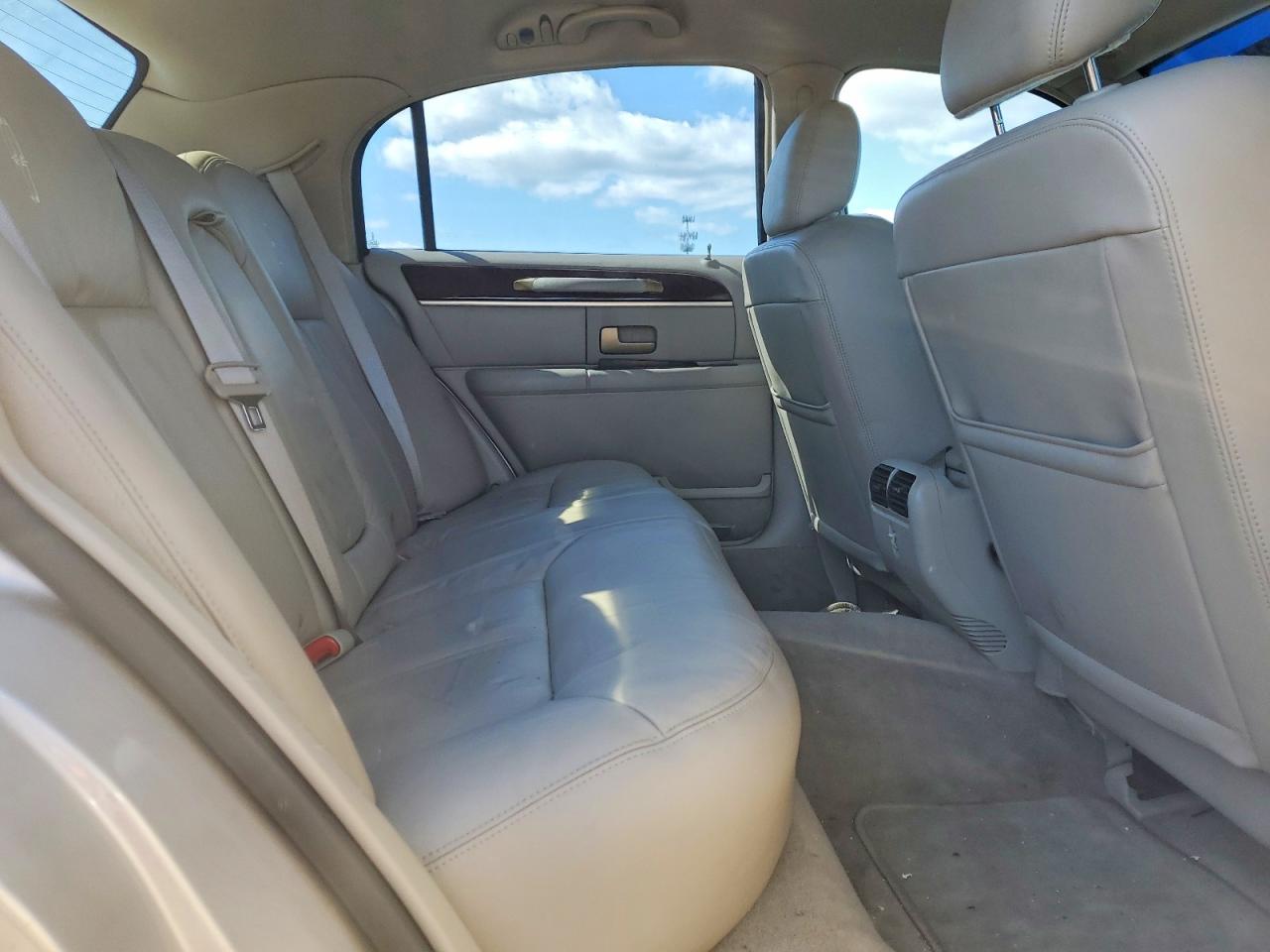 2010 Lincoln Town Car Signature Limited Tan vin: 2LNBL8CV0AX752706