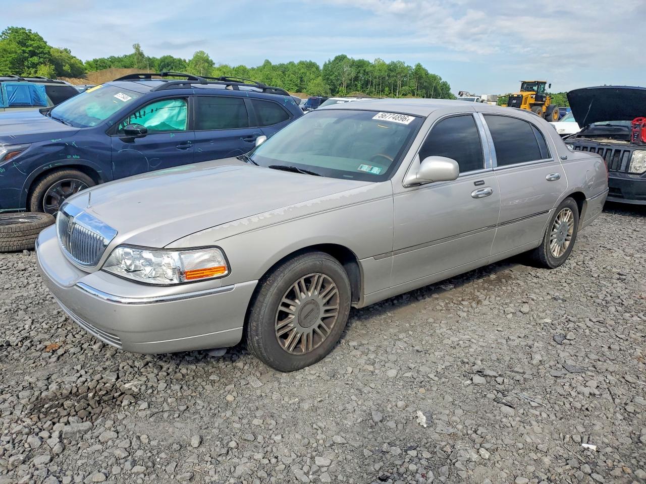 2011 Lincoln Town Car Signature Limited Silver vin: 2LNBL8CV0BX756904