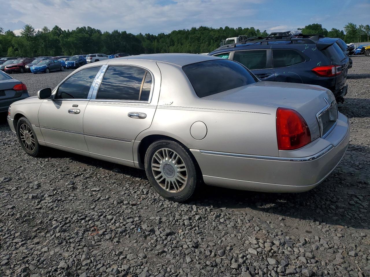 2011 Lincoln Town Car Signature Limited Silver vin: 2LNBL8CV0BX756904