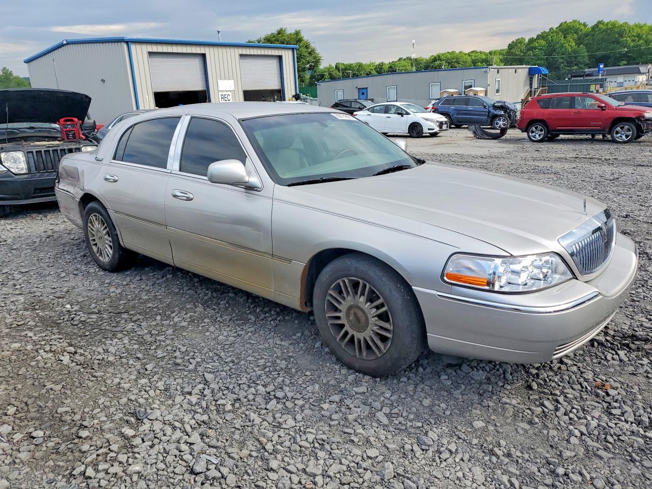 2011 Lincoln Town Car Signature Limited Silver vin: 2LNBL8CV0BX756904