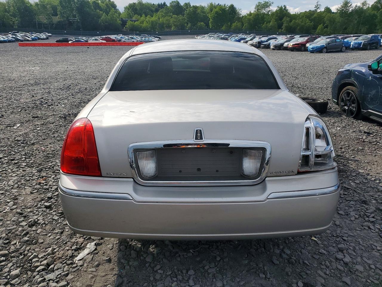 2011 Lincoln Town Car Signature Limited Silver vin: 2LNBL8CV0BX756904