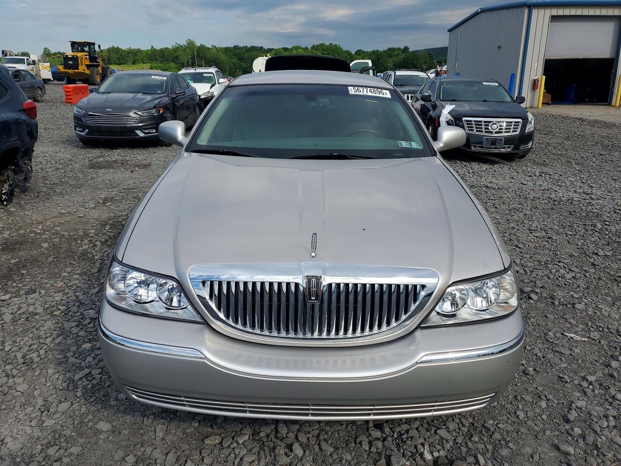 2011 Lincoln Town Car Signature Limited Silver vin: 2LNBL8CV0BX756904