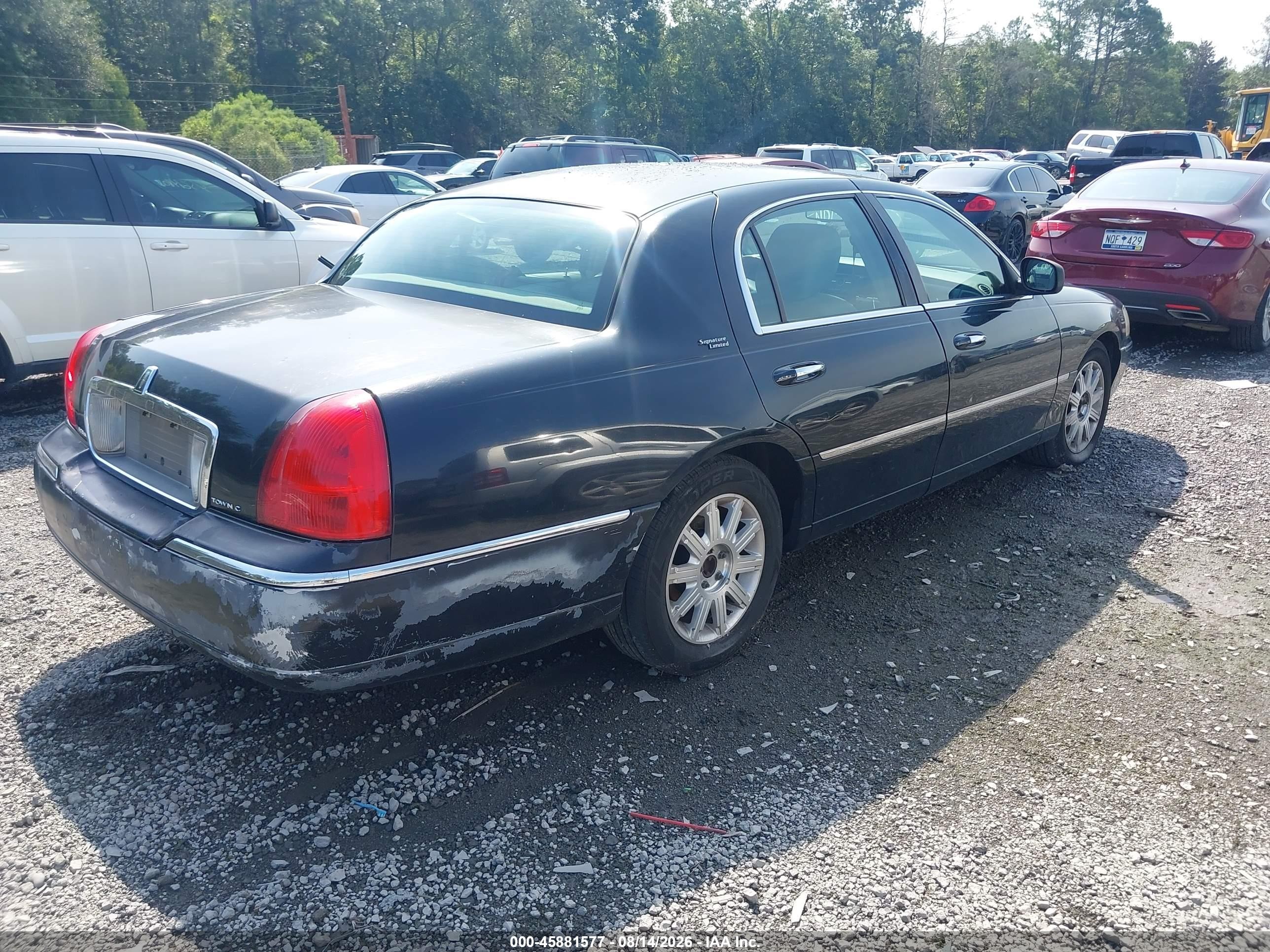 2011 Lincoln Town Car Signature Limited Black vin: 2LNBL8CV2BX751686
