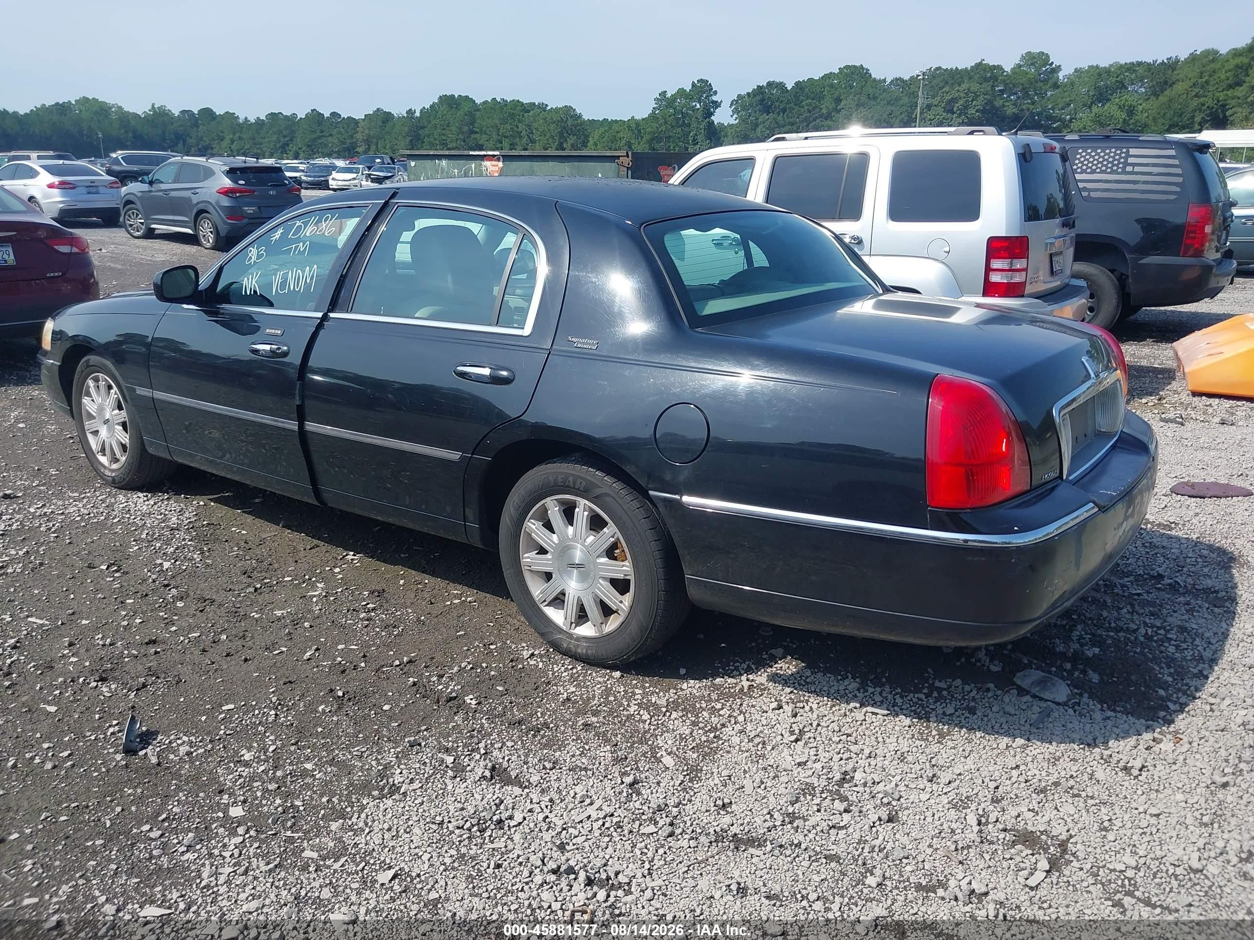 2011 Lincoln Town Car Signature Limited Black vin: 2LNBL8CV2BX751686