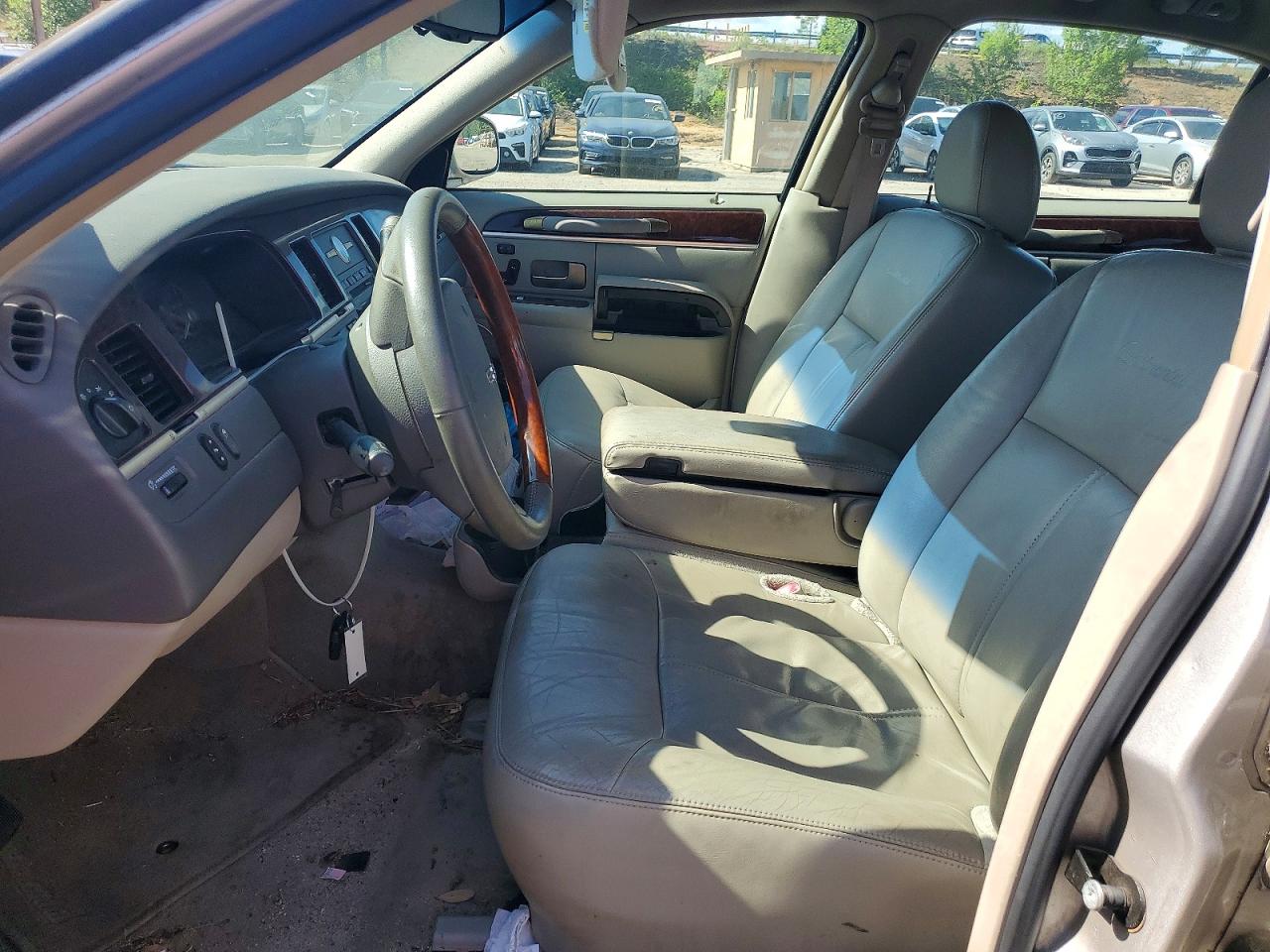 2010 Lincoln Town Car Signature Limited Tan vin: 2LNBL8CV3AX612617
