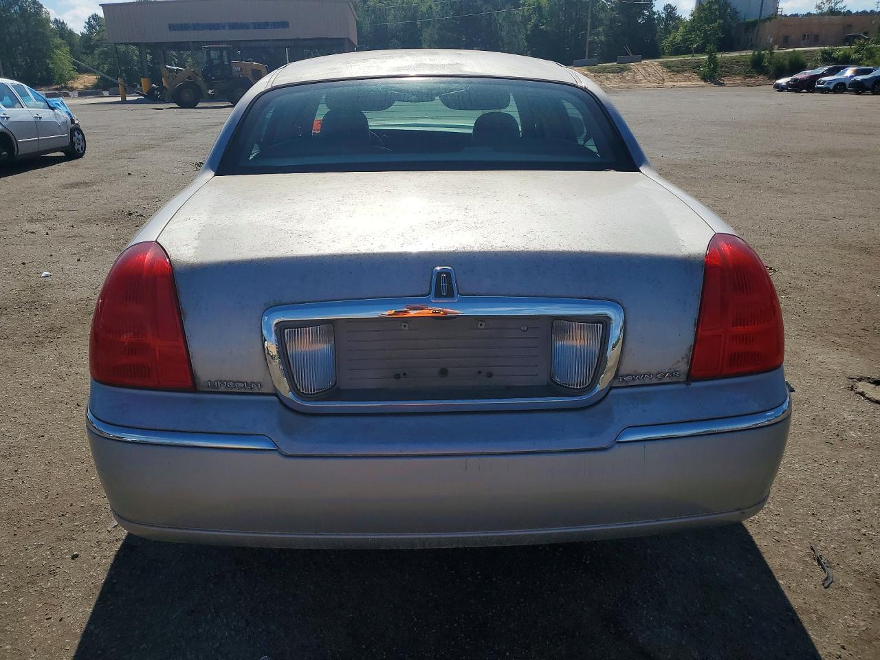 2010 Lincoln Town Car Signature Limited Tan vin: 2LNBL8CV3AX612617