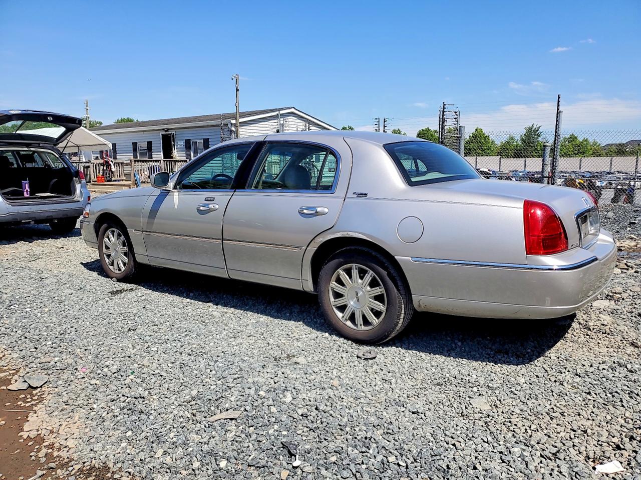2010 Lincoln Town Car Signature Limited Beige vin: 2LNBL8CV3AX623908