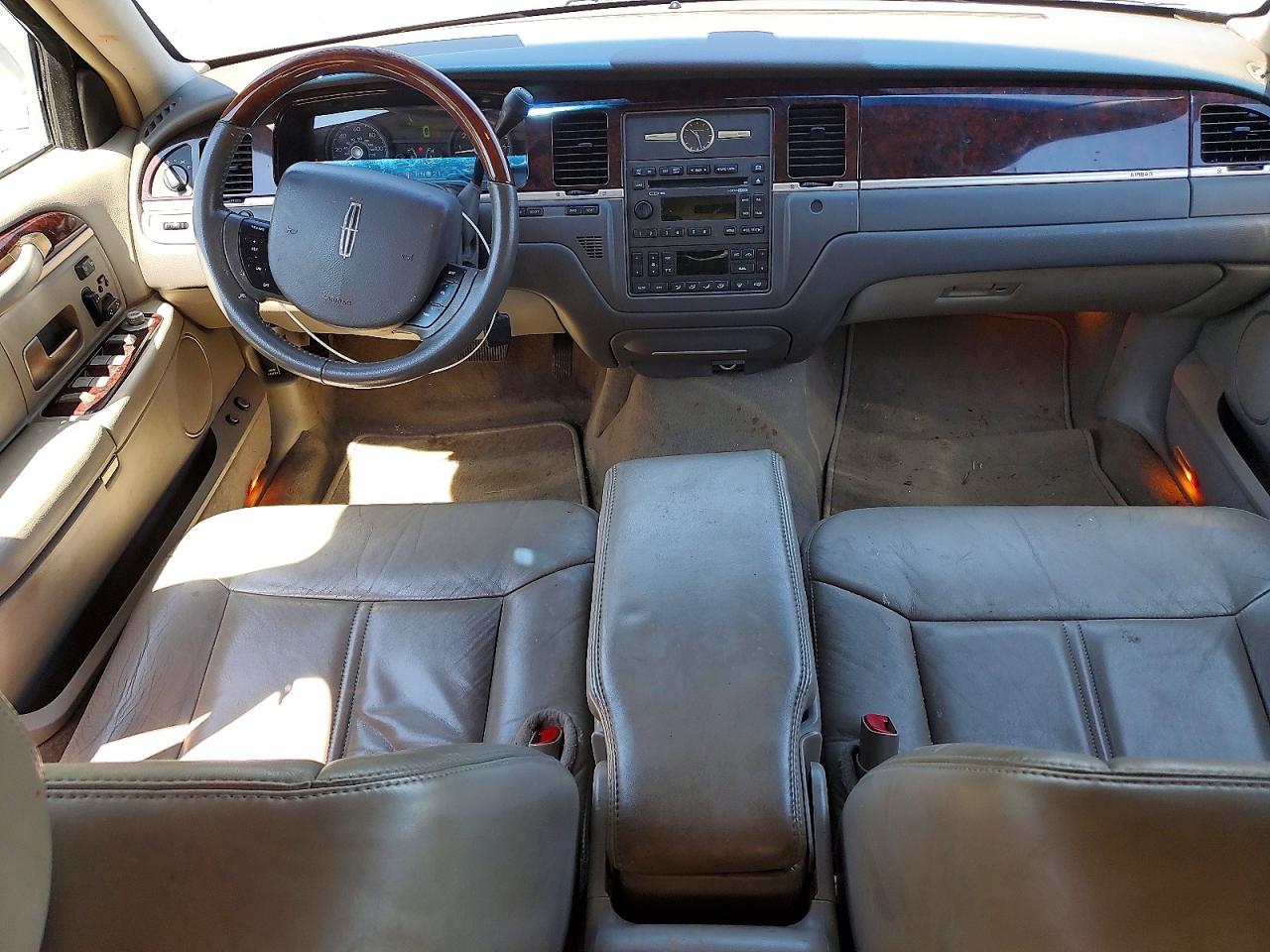 2010 Lincoln Town Car Signature Limited Beige vin: 2LNBL8CV3AX623908