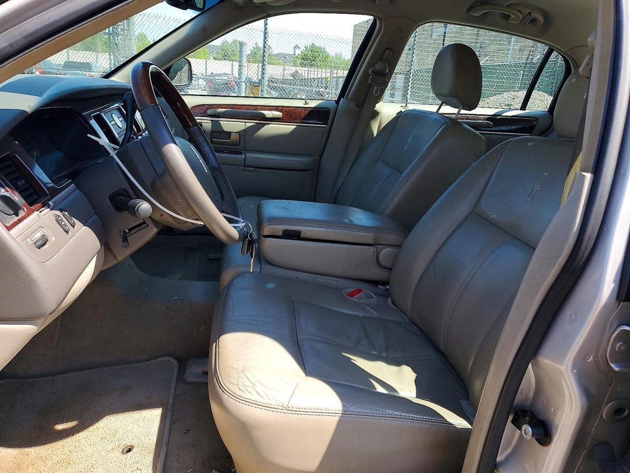 2010 Lincoln Town Car Signature Limited Beige vin: 2LNBL8CV3AX623908