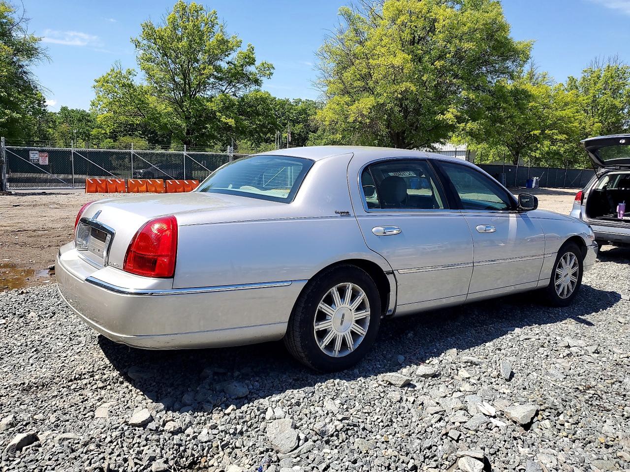 2010 Lincoln Town Car Signature Limited Beige vin: 2LNBL8CV3AX623908