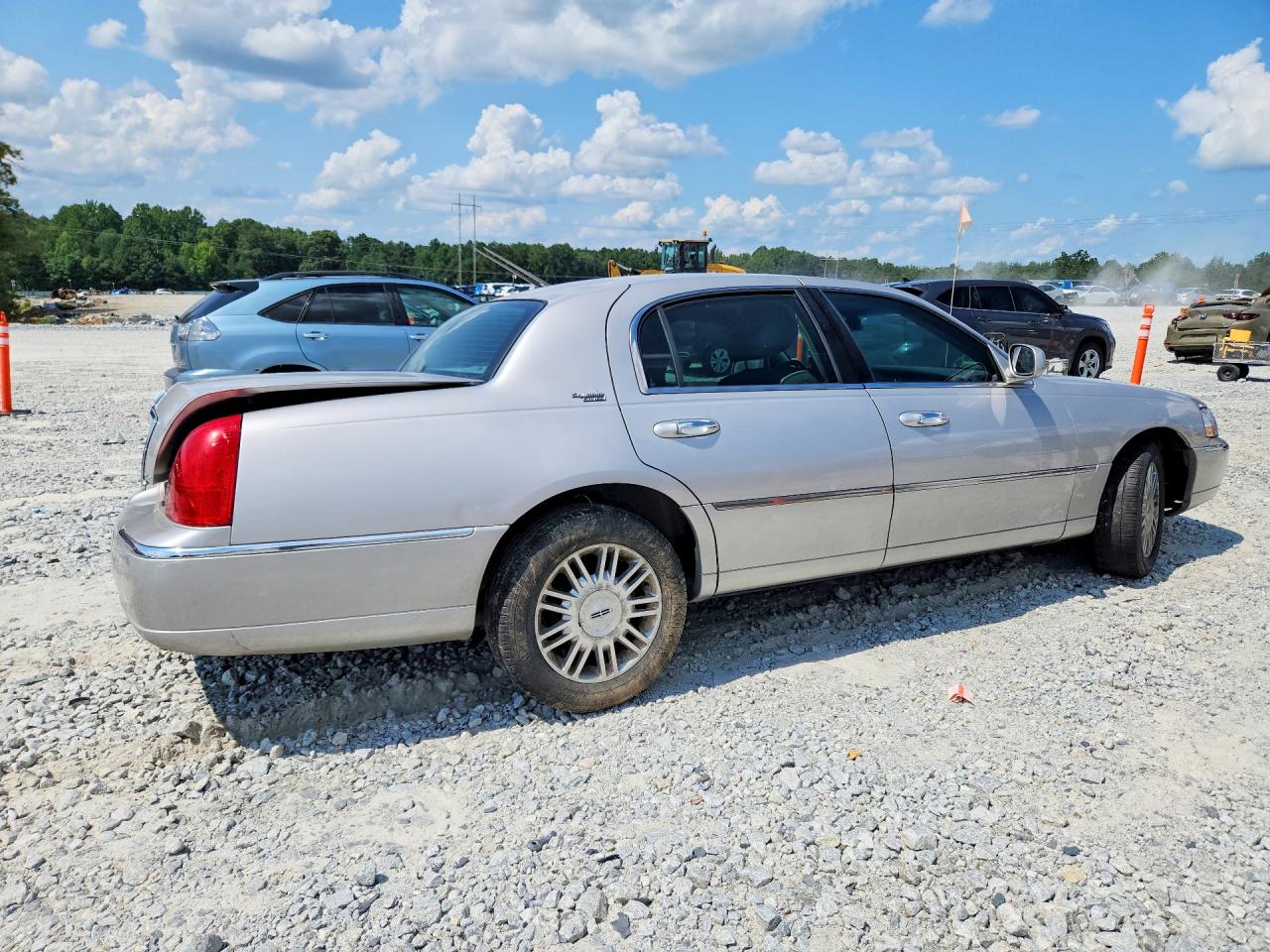 2011 Lincoln Town Car Signature Limited Tan vin: 2LNBL8CV3BX761210