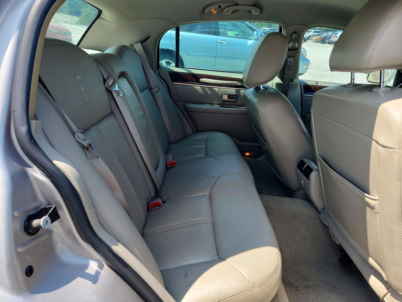 2011 Lincoln Town Car Signature Limited Tan vin: 2LNBL8CV3BX761210