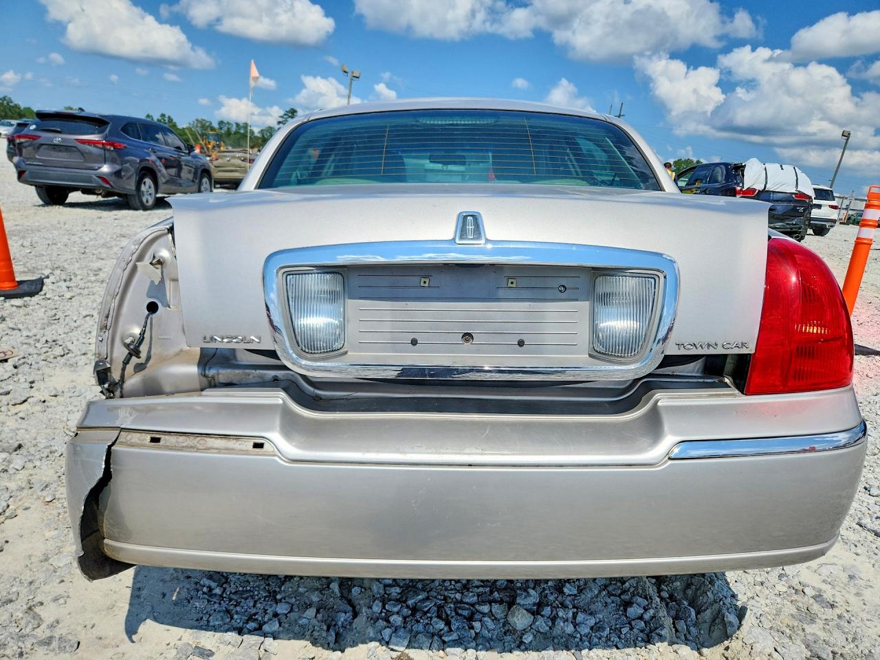 2011 Lincoln Town Car Signature Limited Tan vin: 2LNBL8CV3BX761210