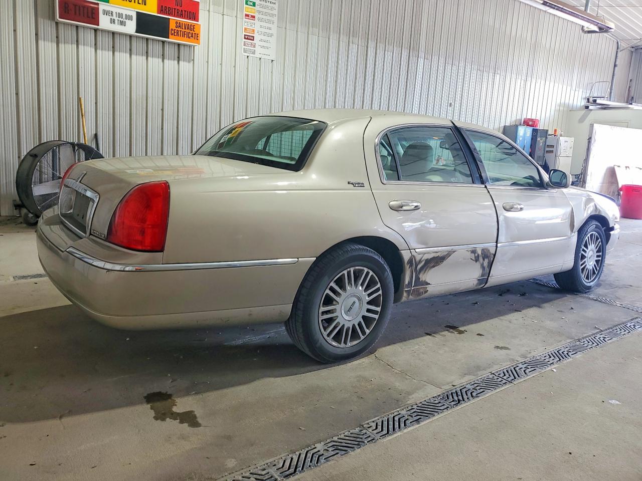 2010 Lincoln Town Car Signature Limited Beige vin: 2LNBL8CV4AX620970