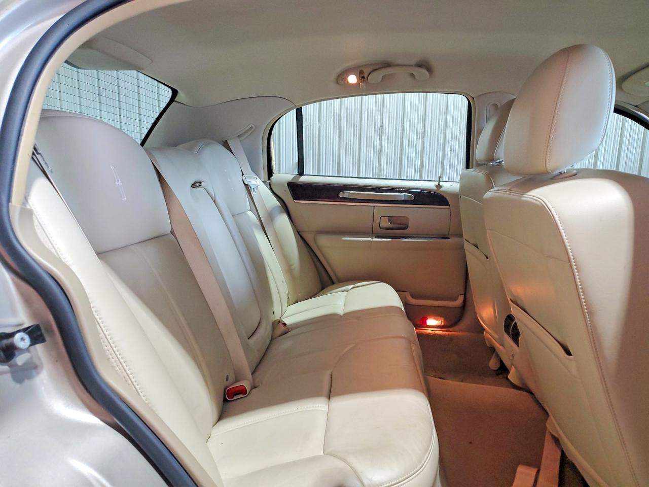 2010 Lincoln Town Car Signature Limited Beige vin: 2LNBL8CV4AX620970