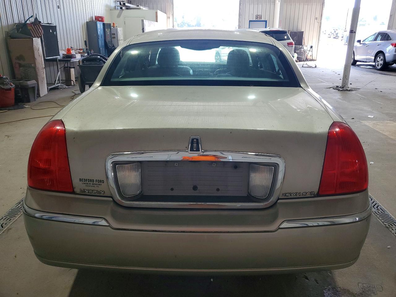 2010 Lincoln Town Car Signature Limited Beige vin: 2LNBL8CV4AX620970