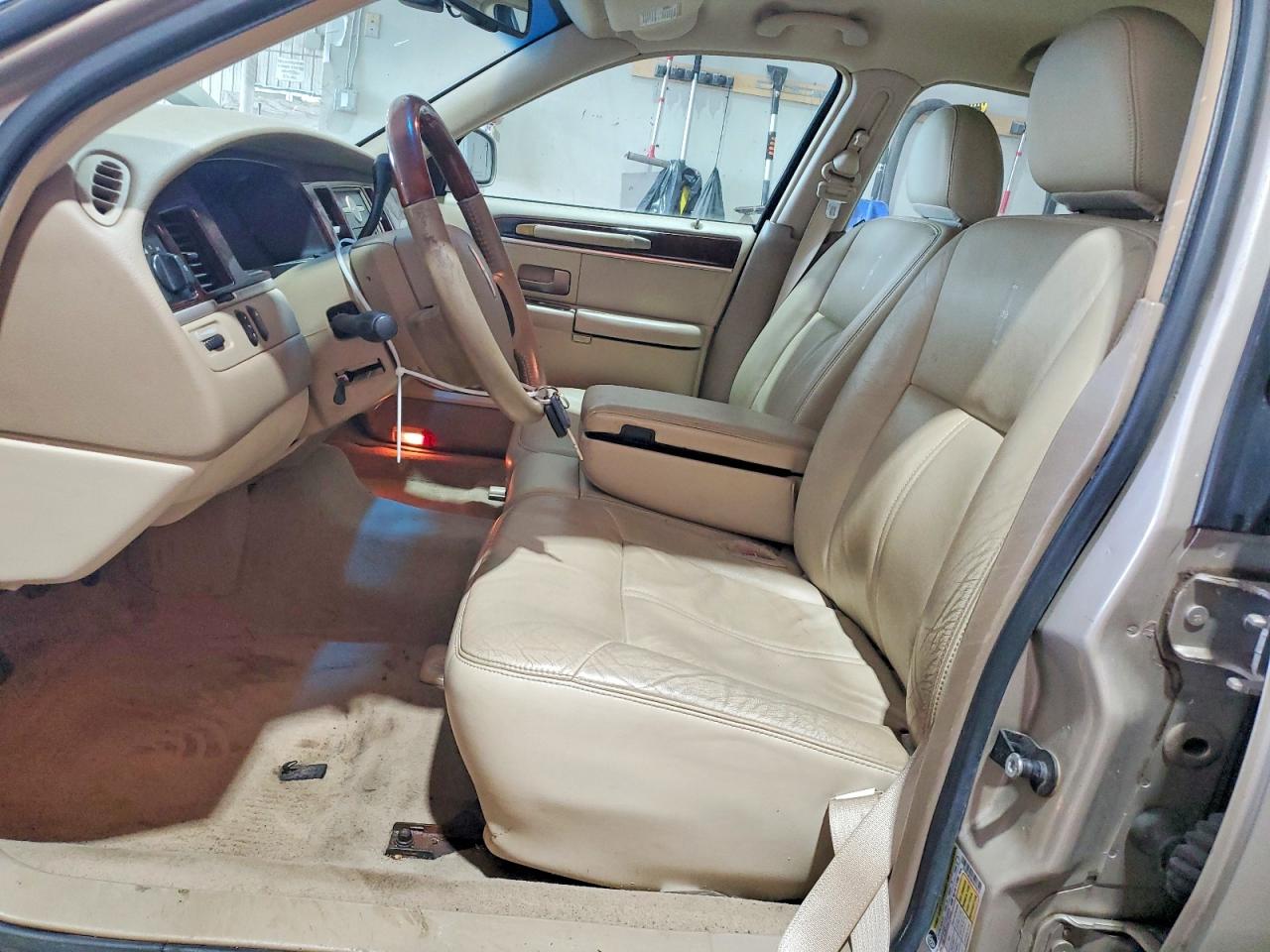 2010 Lincoln Town Car Signature Limited Beige vin: 2LNBL8CV4AX620970