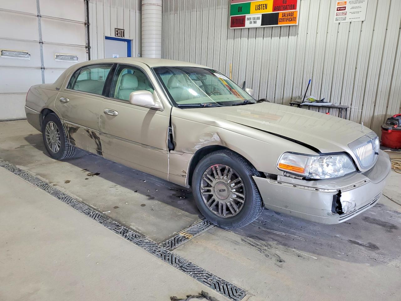 2010 Lincoln Town Car Signature Limited Beige vin: 2LNBL8CV4AX620970