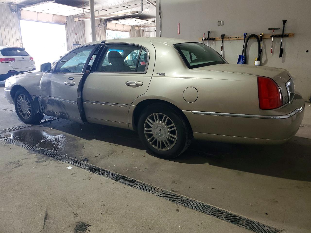 2010 Lincoln Town Car Signature Limited Beige vin: 2LNBL8CV4AX620970