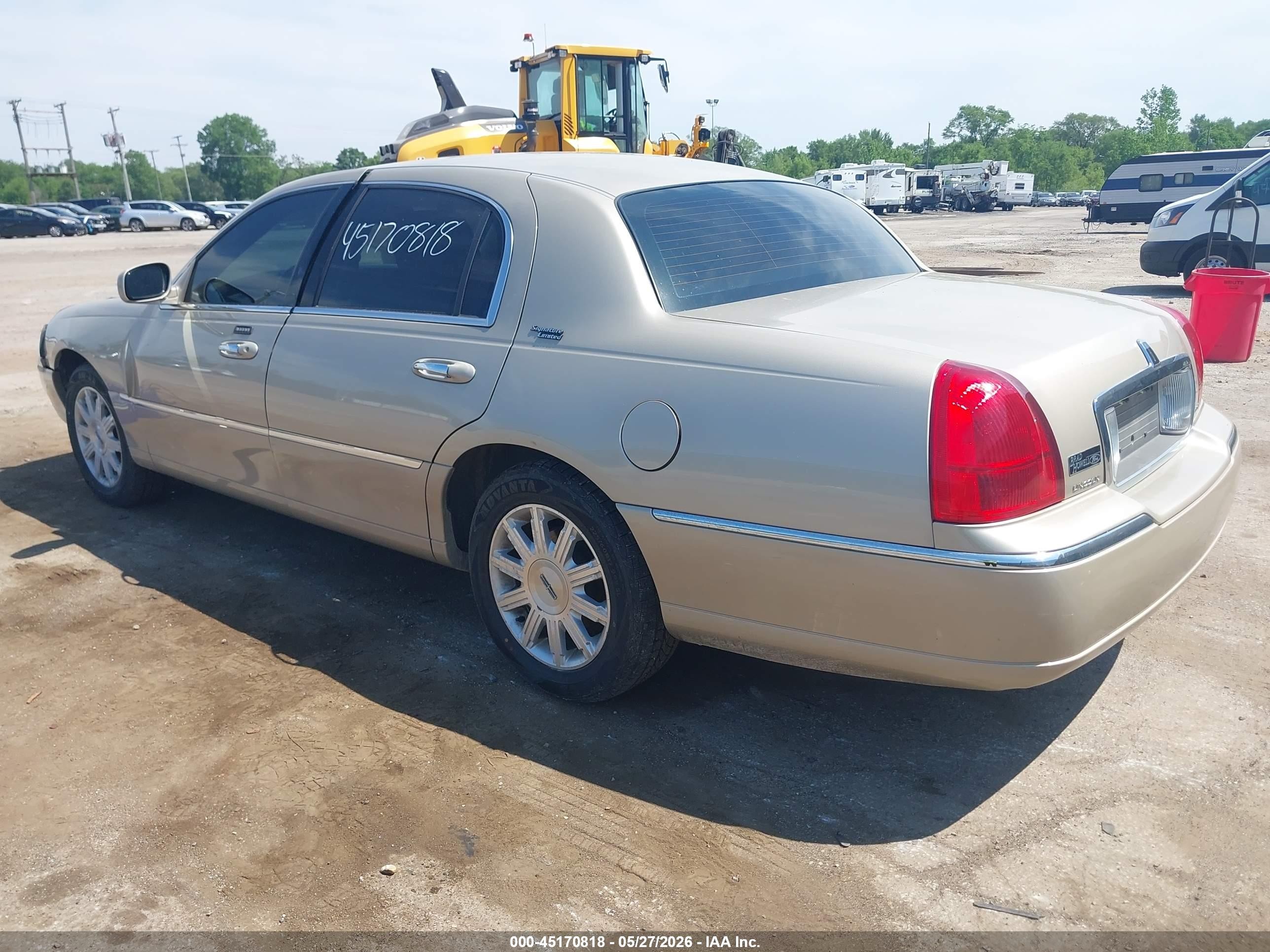 2011 Lincoln Town Car Signature Limited Gold vin: 2LNBL8CV4BX754301