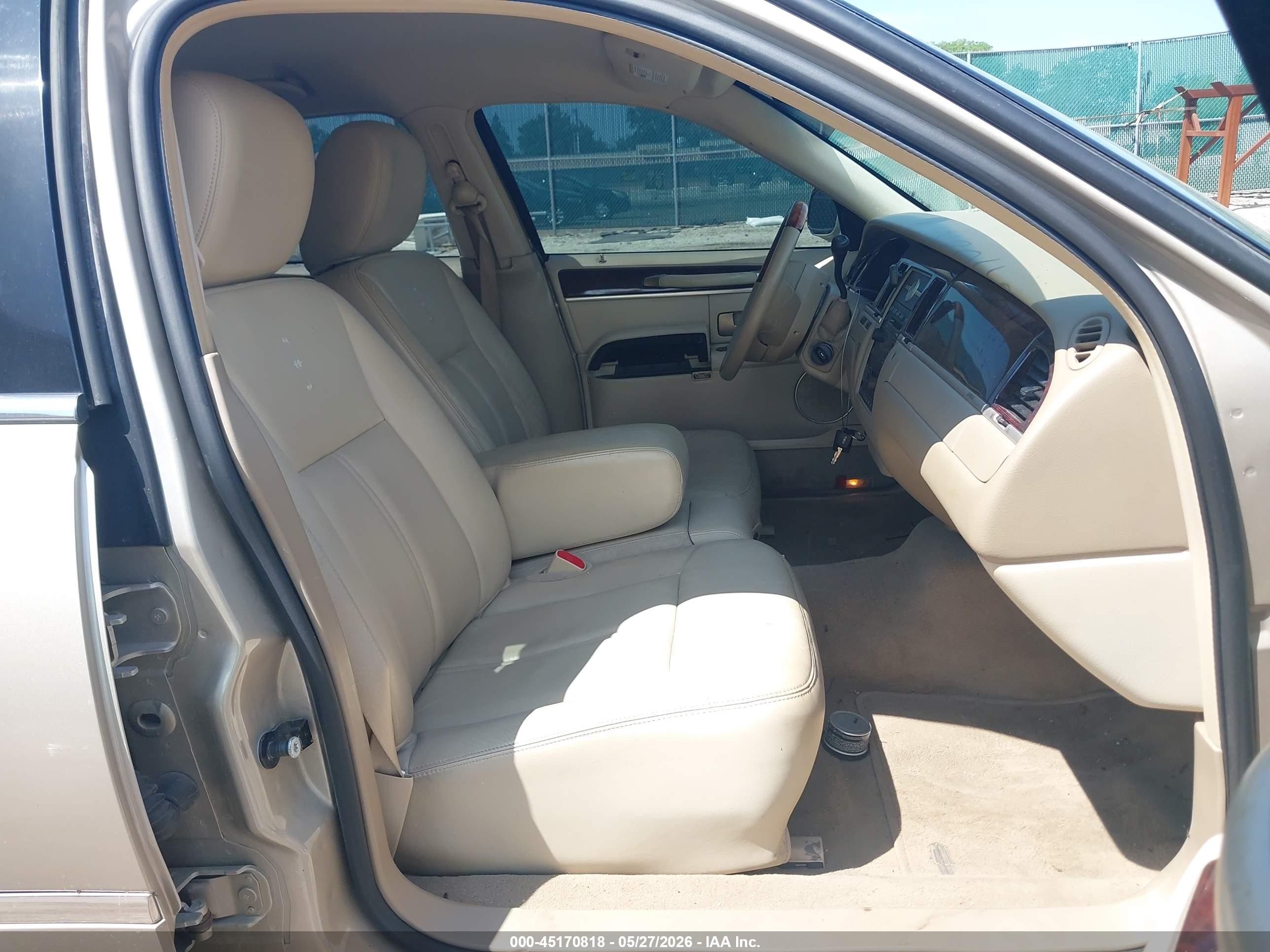 2011 Lincoln Town Car Signature Limited Gold vin: 2LNBL8CV4BX754301