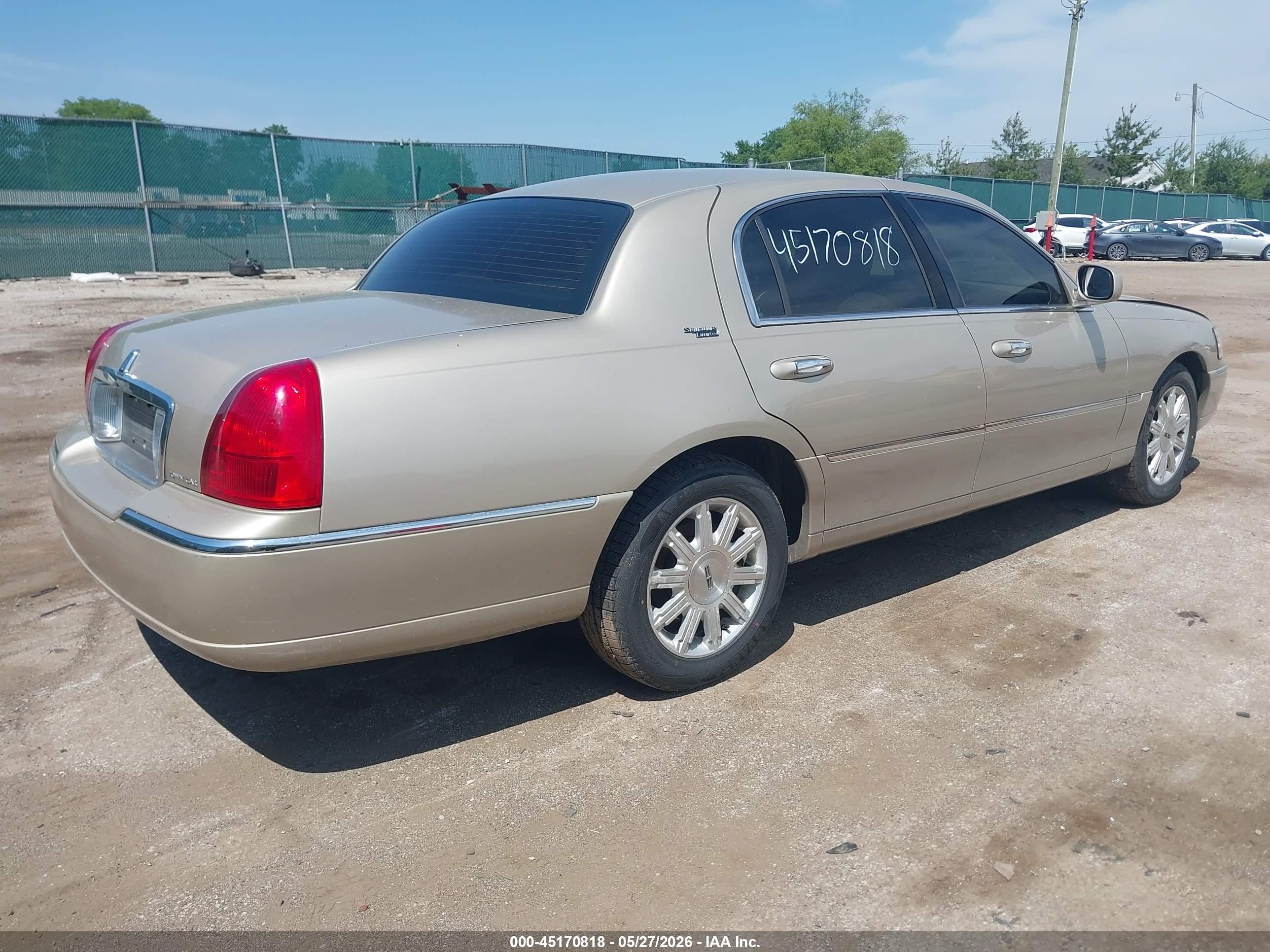 2011 Lincoln Town Car Signature Limited Gold vin: 2LNBL8CV4BX754301