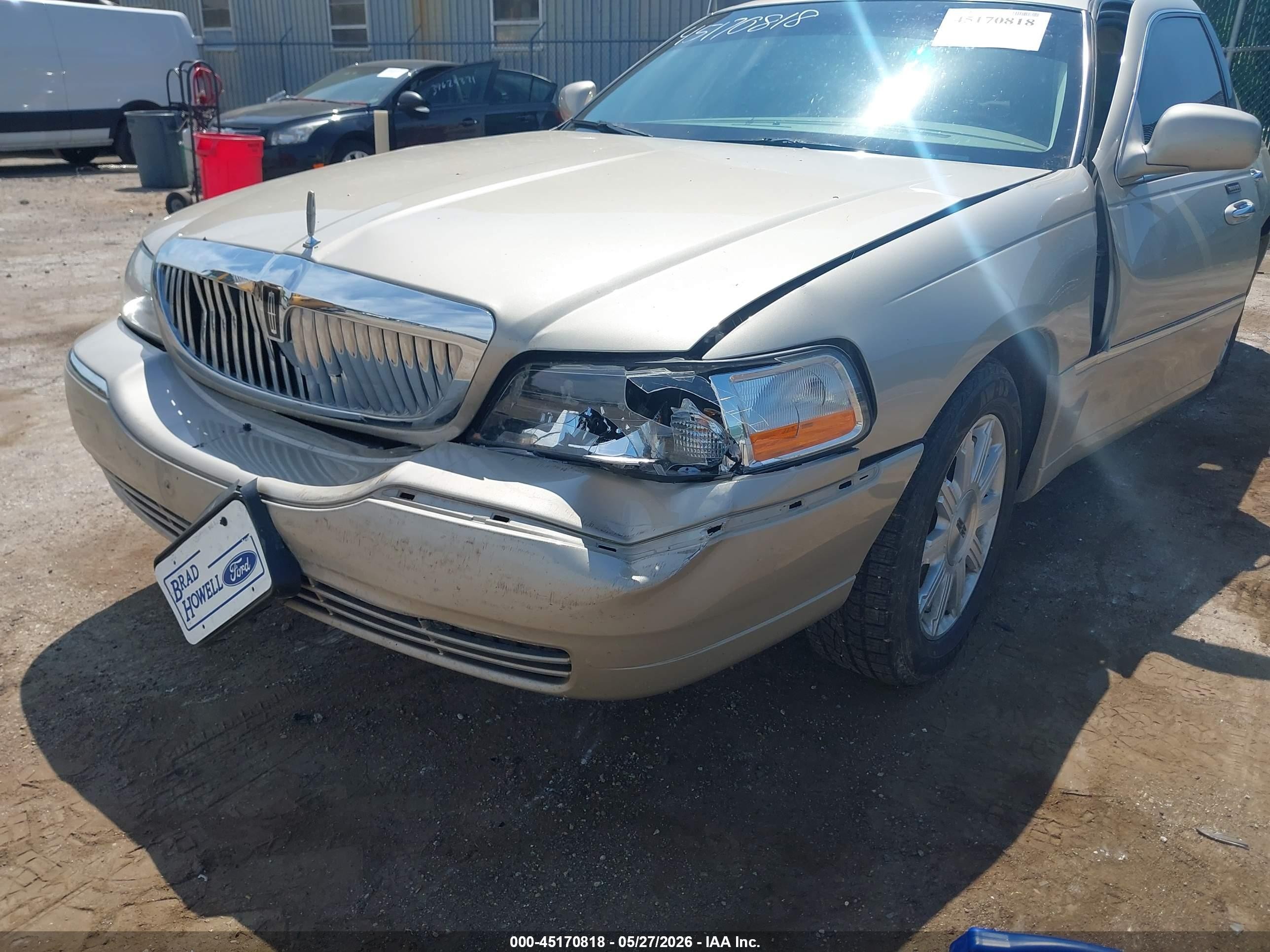 2011 Lincoln Town Car Signature Limited Gold vin: 2LNBL8CV4BX754301