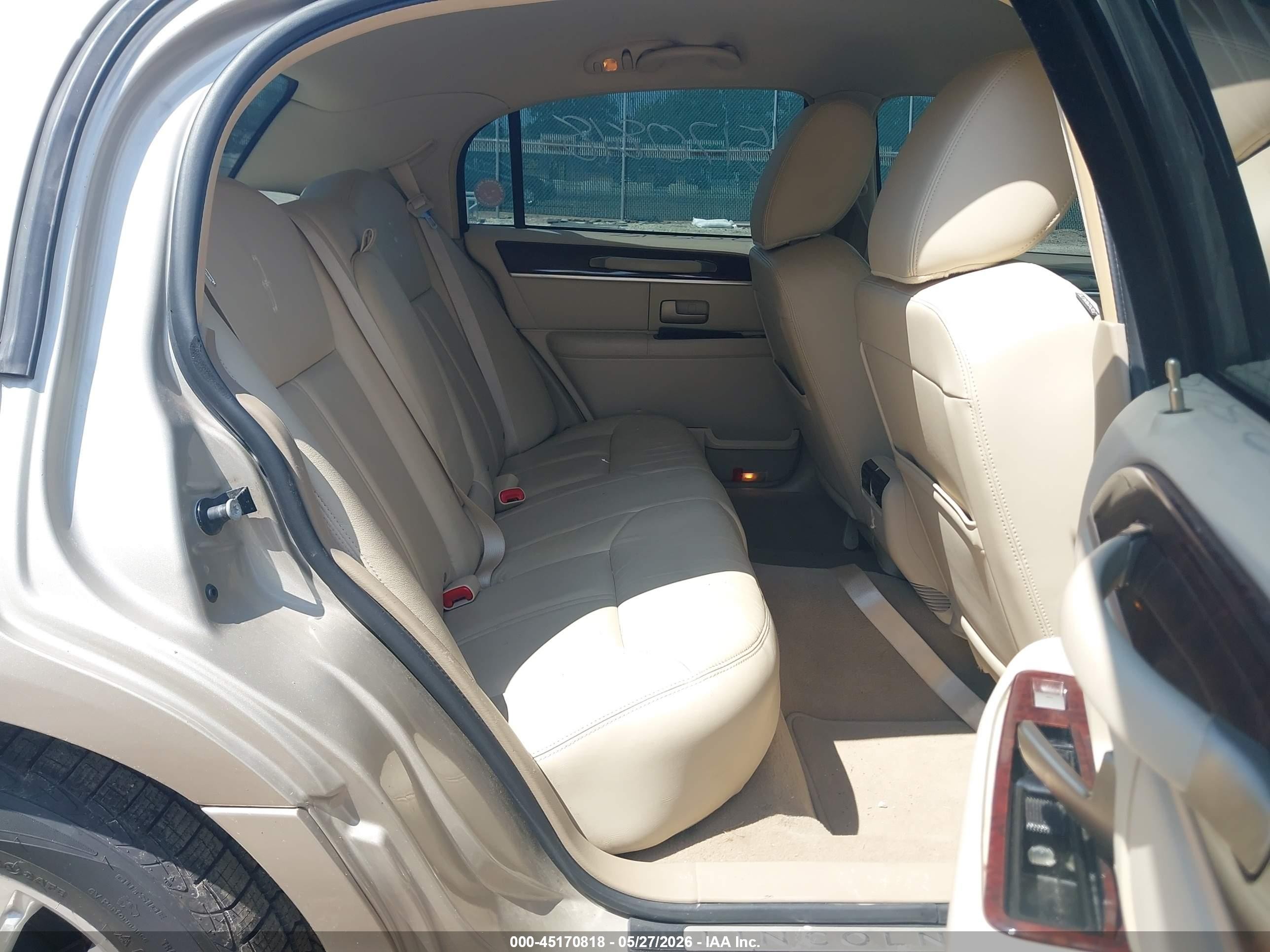 2011 Lincoln Town Car Signature Limited Gold vin: 2LNBL8CV4BX754301