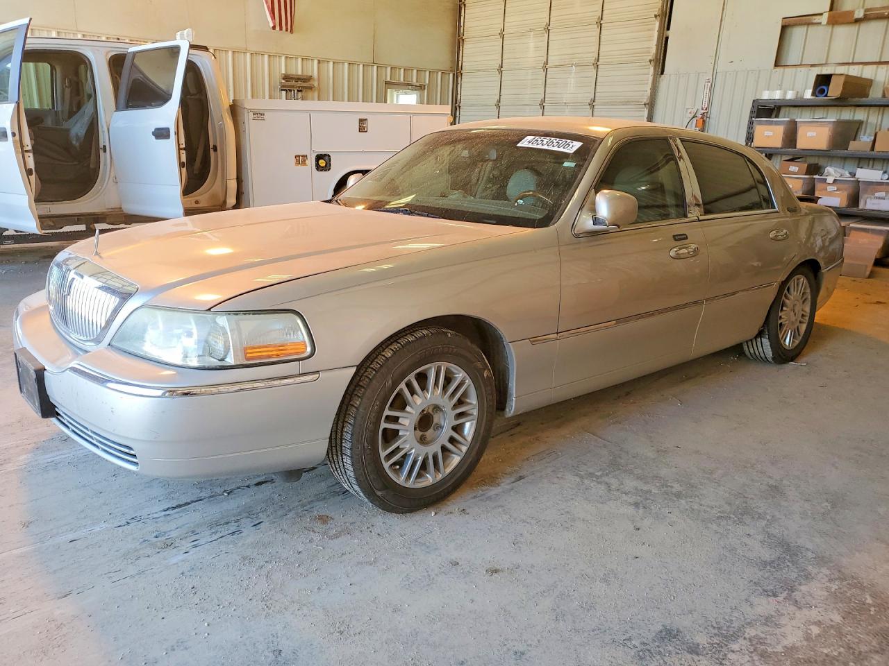2010 Lincoln Town Car Signature Limited Silver vin: 2LNBL8CV5AX613381