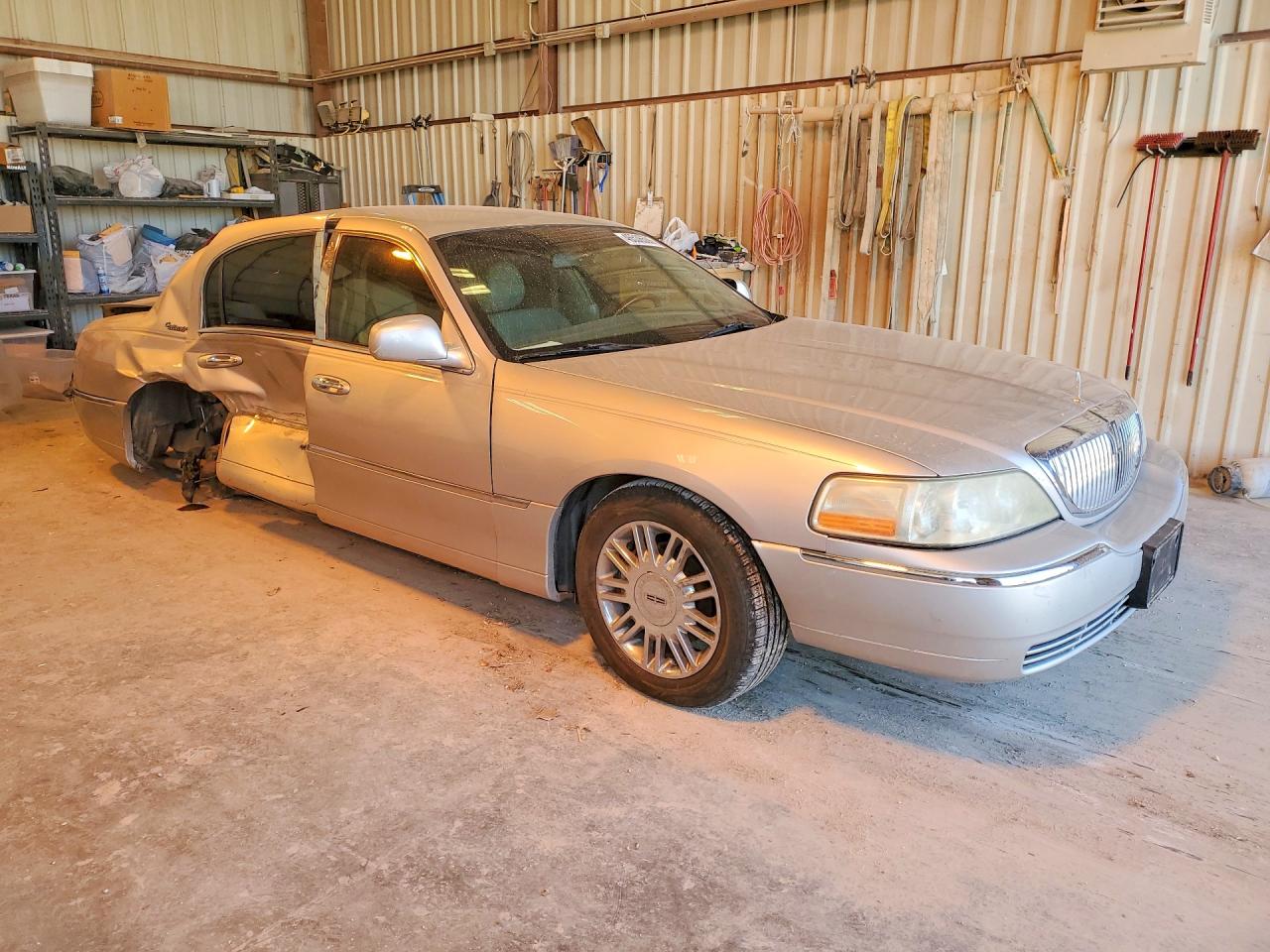 2010 Lincoln Town Car Signature Limited Silver vin: 2LNBL8CV5AX613381