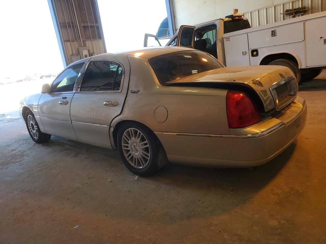 2010 Lincoln Town Car Signature Limited Silver vin: 2LNBL8CV5AX613381