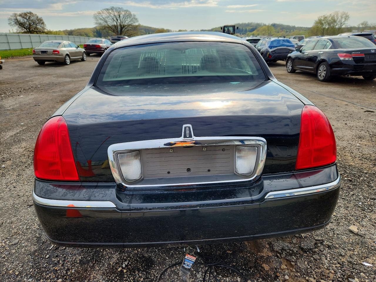 2010 Lincoln Town Car Signature Limited Black vin: 2LNBL8CV5AX615955