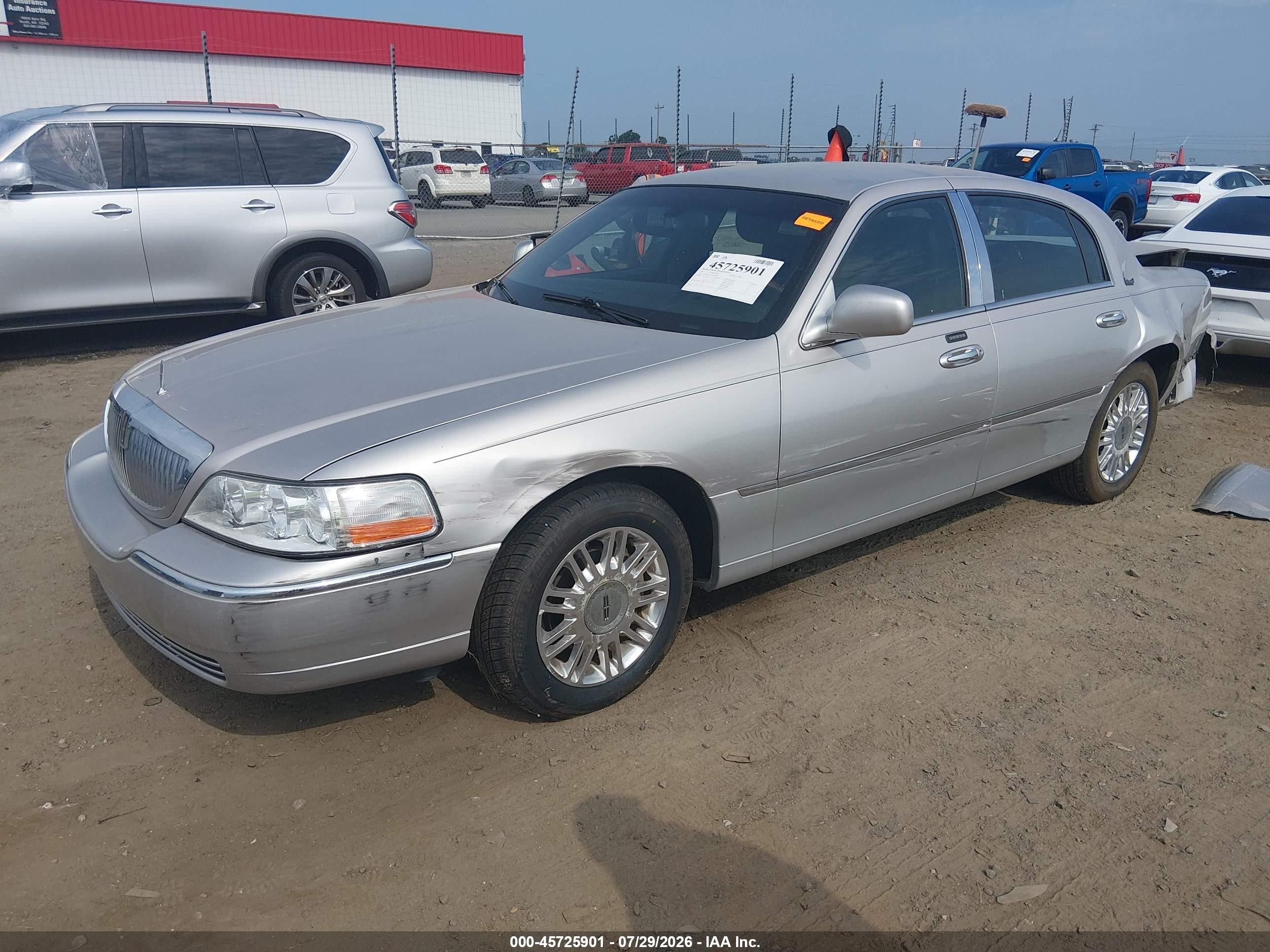 2011 Lincoln Town Car Signature Limited Silver vin: 2LNBL8CV5BX761208