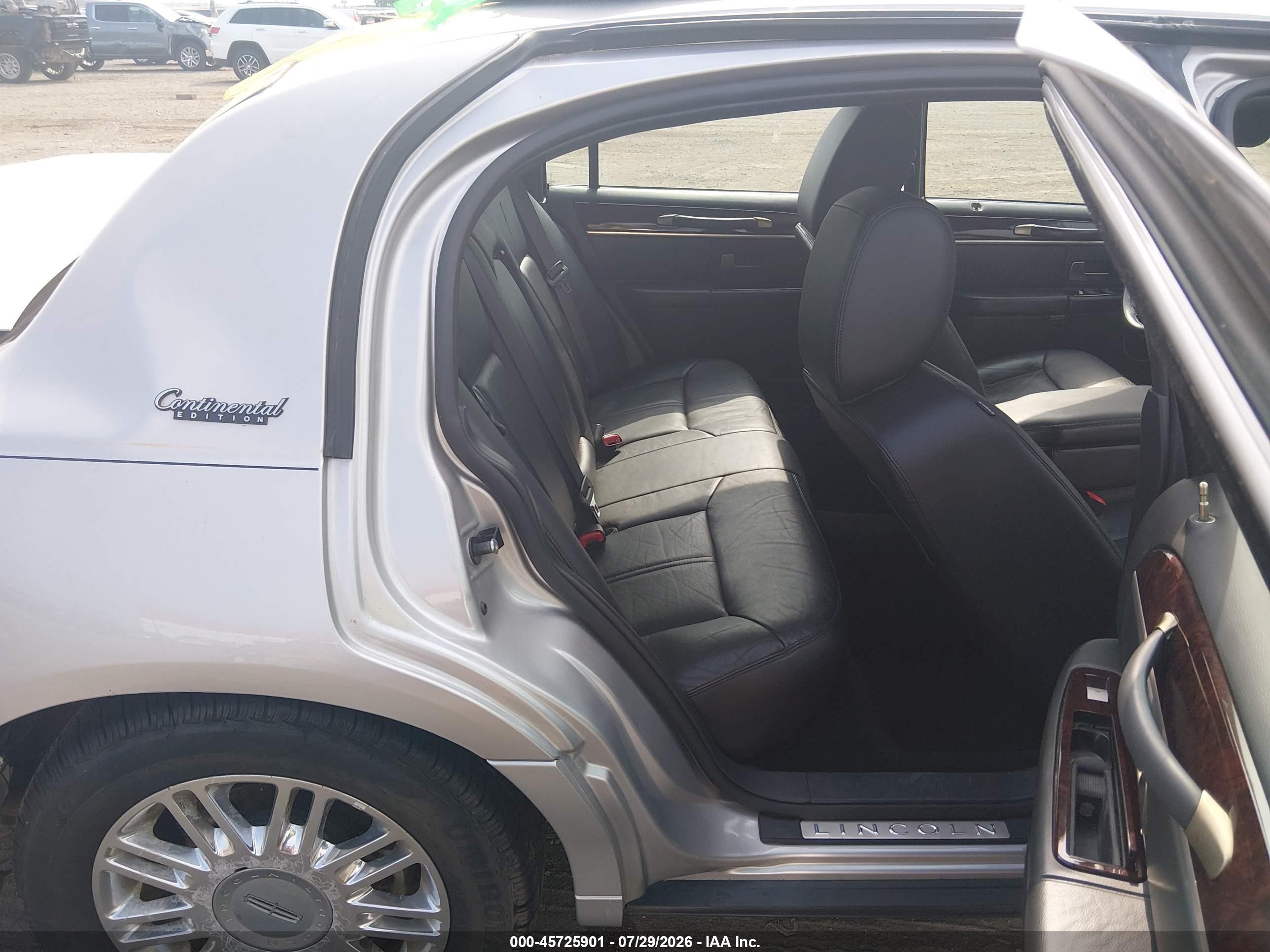 2011 Lincoln Town Car Signature Limited Silver vin: 2LNBL8CV5BX761208