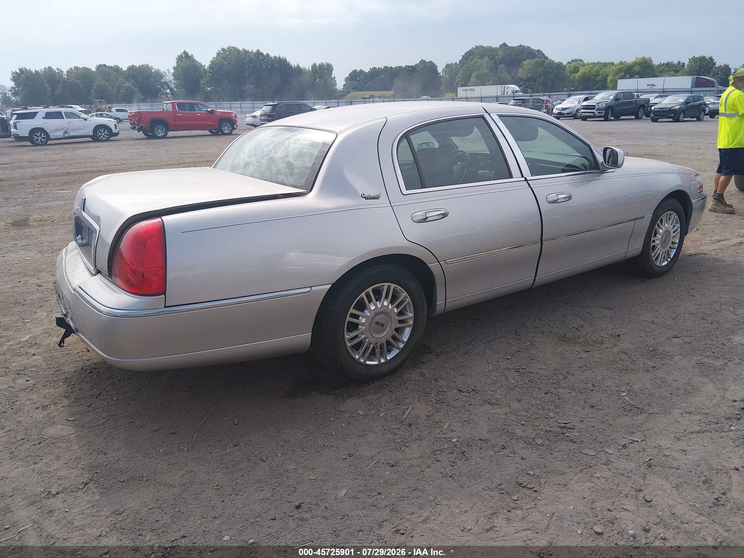 2011 Lincoln Town Car Signature Limited Silver vin: 2LNBL8CV5BX761208