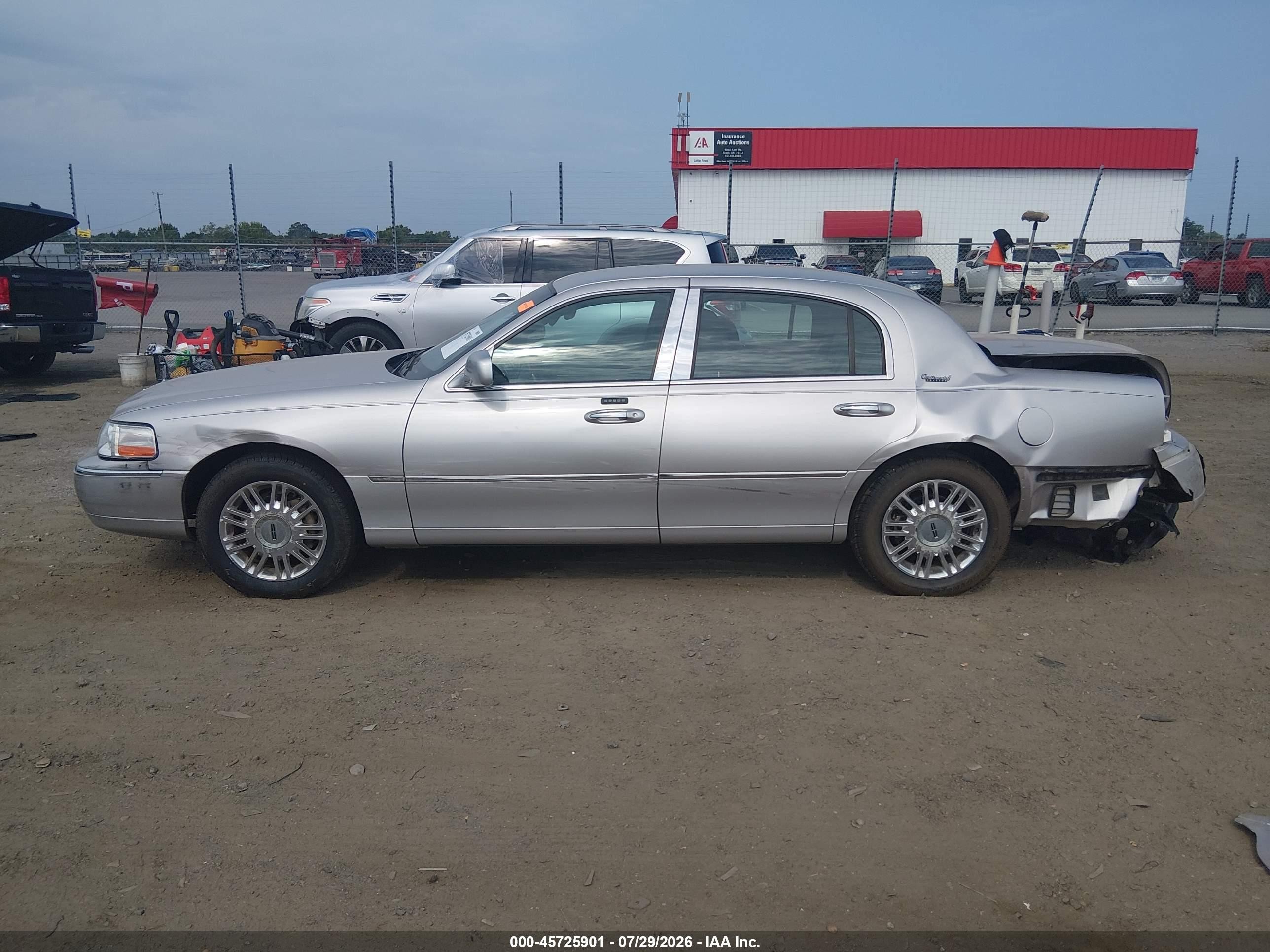 2011 Lincoln Town Car Signature Limited Silver vin: 2LNBL8CV5BX761208