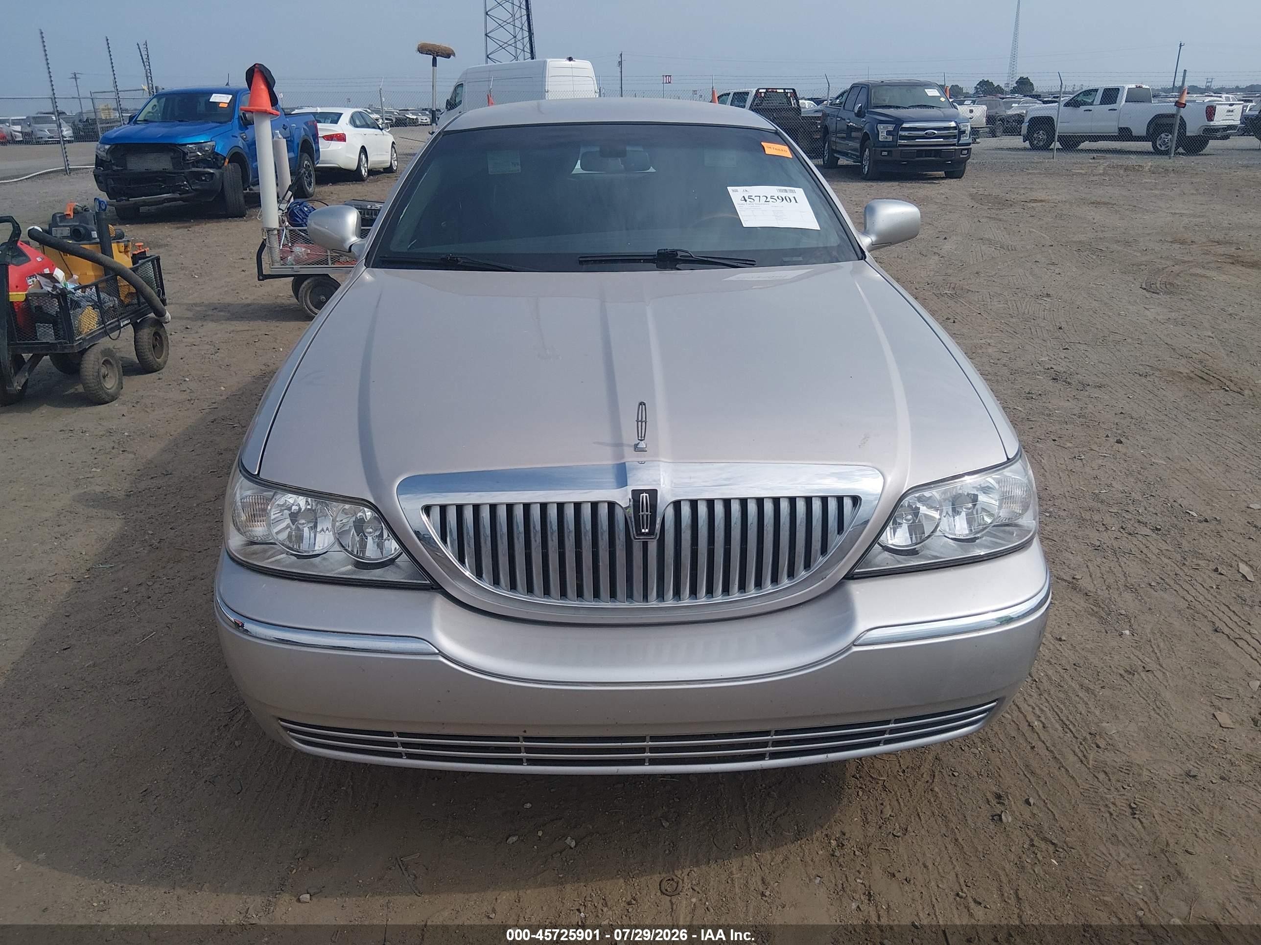 2011 Lincoln Town Car Signature Limited Silver vin: 2LNBL8CV5BX761208