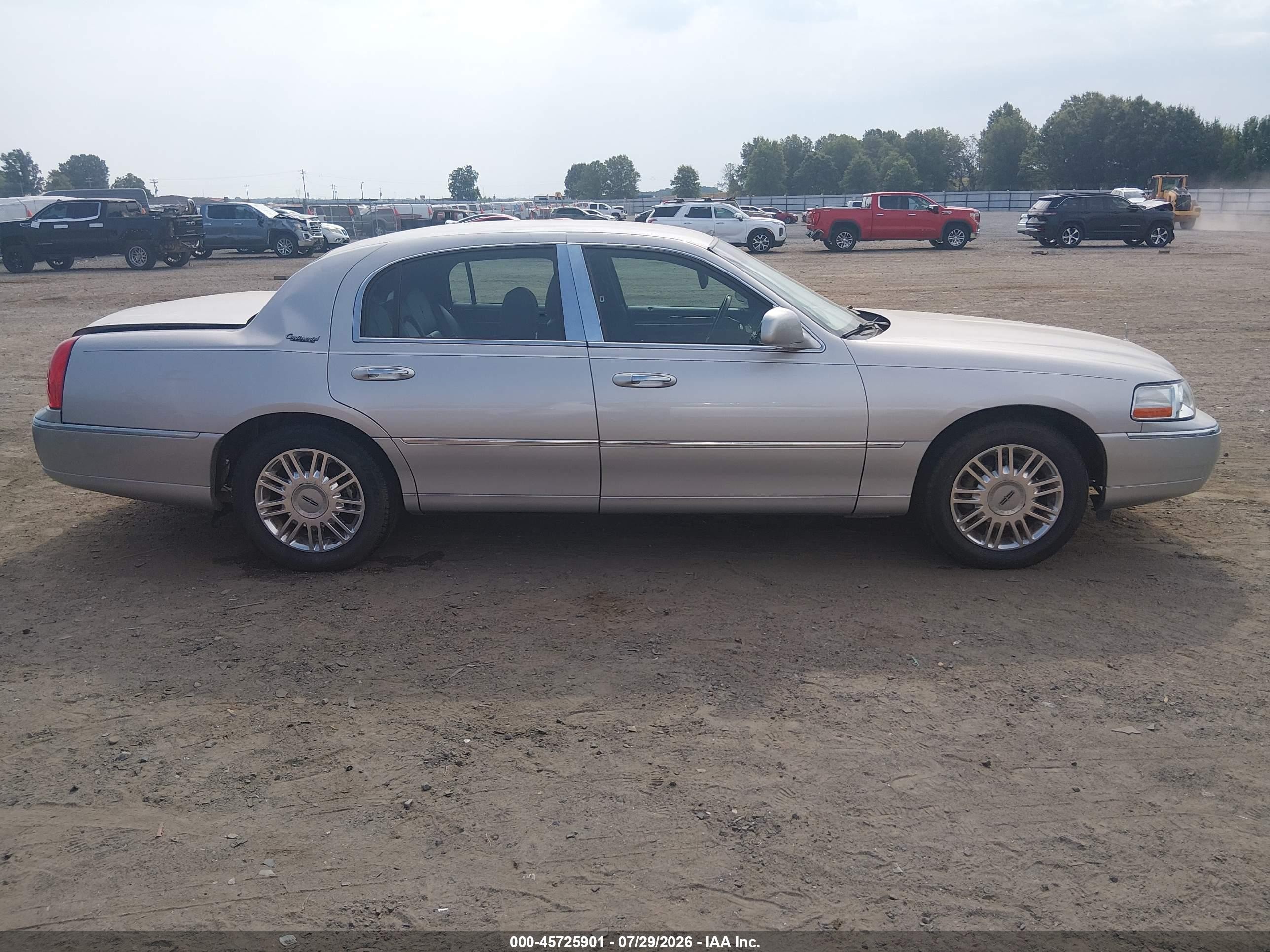 2011 Lincoln Town Car Signature Limited Silver vin: 2LNBL8CV5BX761208